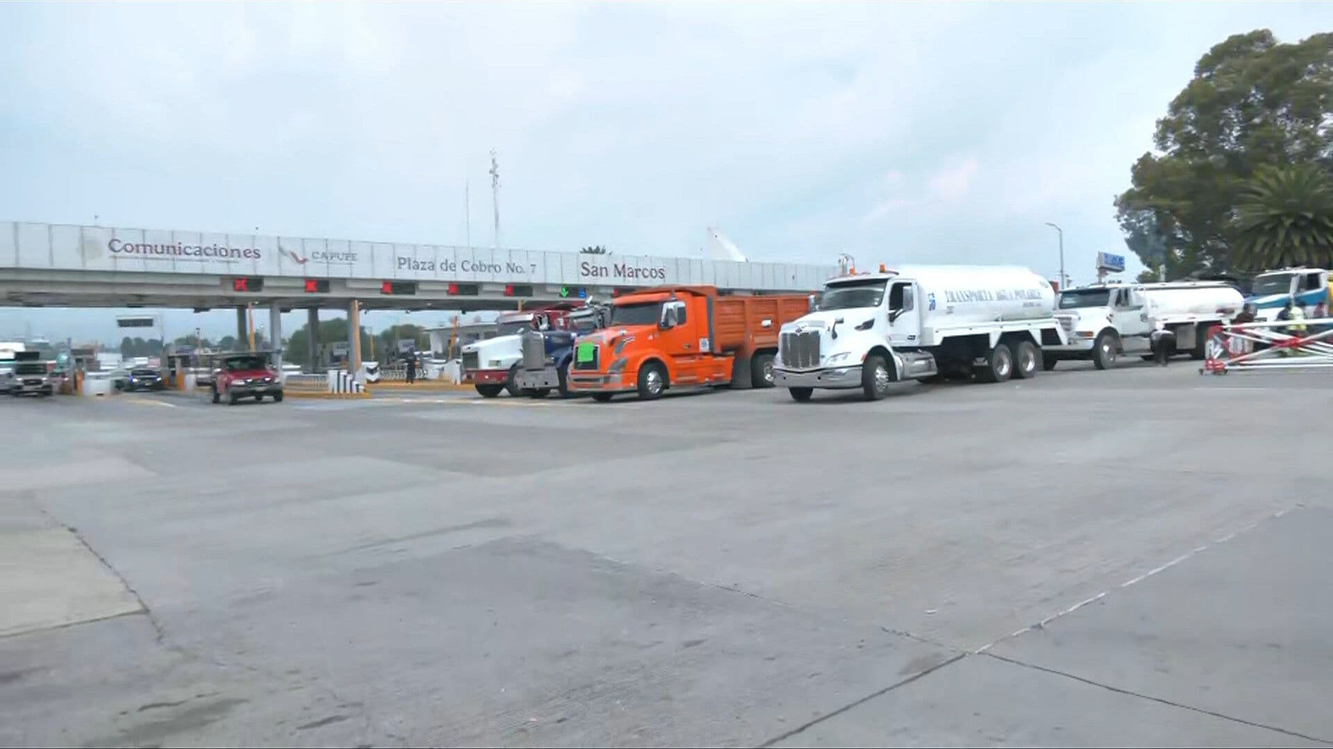Transportistas Bloquean Parcialmente Caseta de San Marcos en Autopista México-Puebla, Edomex