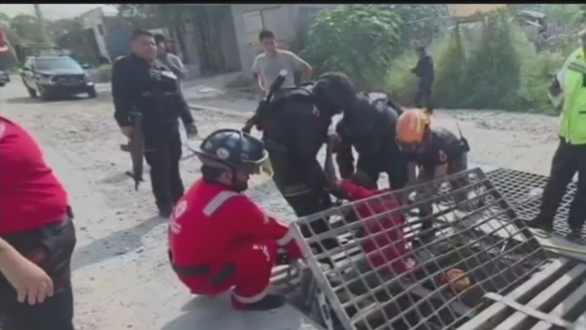 VIDEO: Rescatan a Hombre Atrapado en una Alcantarilla de Monterrey, Nuevo León