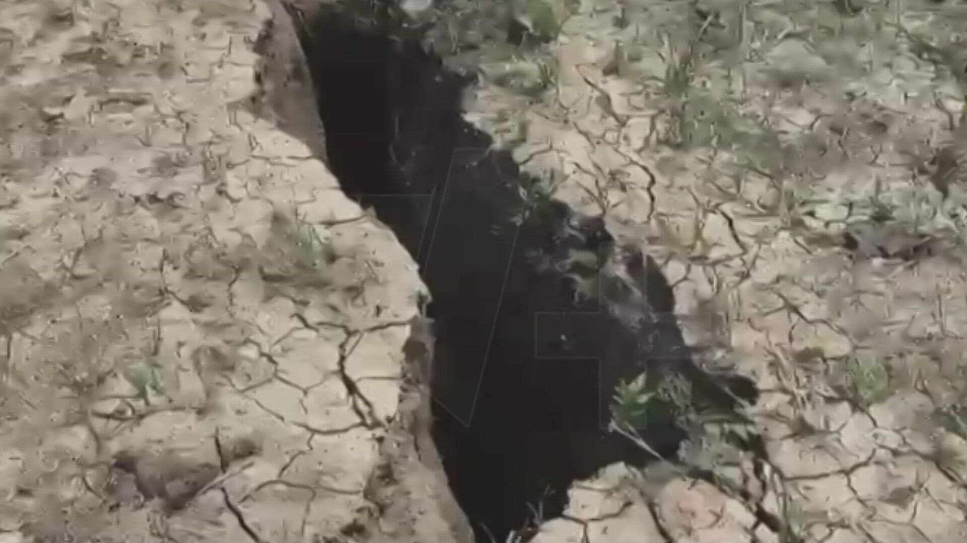 Temen que se Abra la Tierra; Enorme Grieta pone Alerta a Arteaga, Coahuila