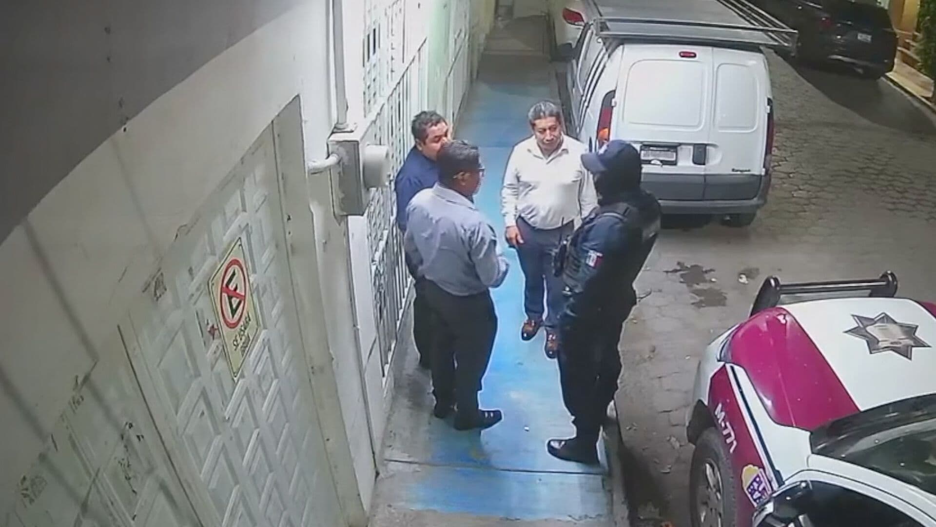 Ebrios Realizan Necesidades Fisiológicas en Calle de Tehuacán Puebla y Policía los Deja Ir