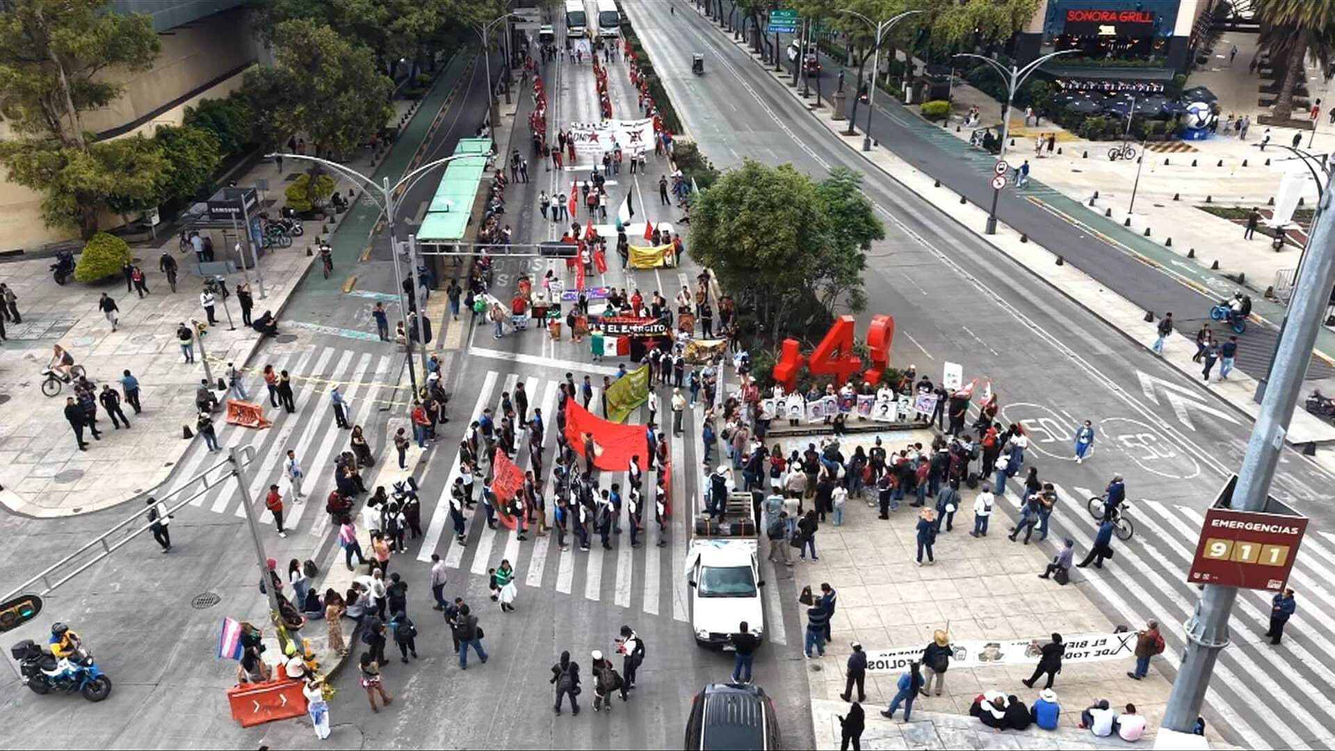 Marcha por Ayotzinapa en CDMX: Protestan en Reforma y Mantienen Mitin en el Hemiciclo a Juárez