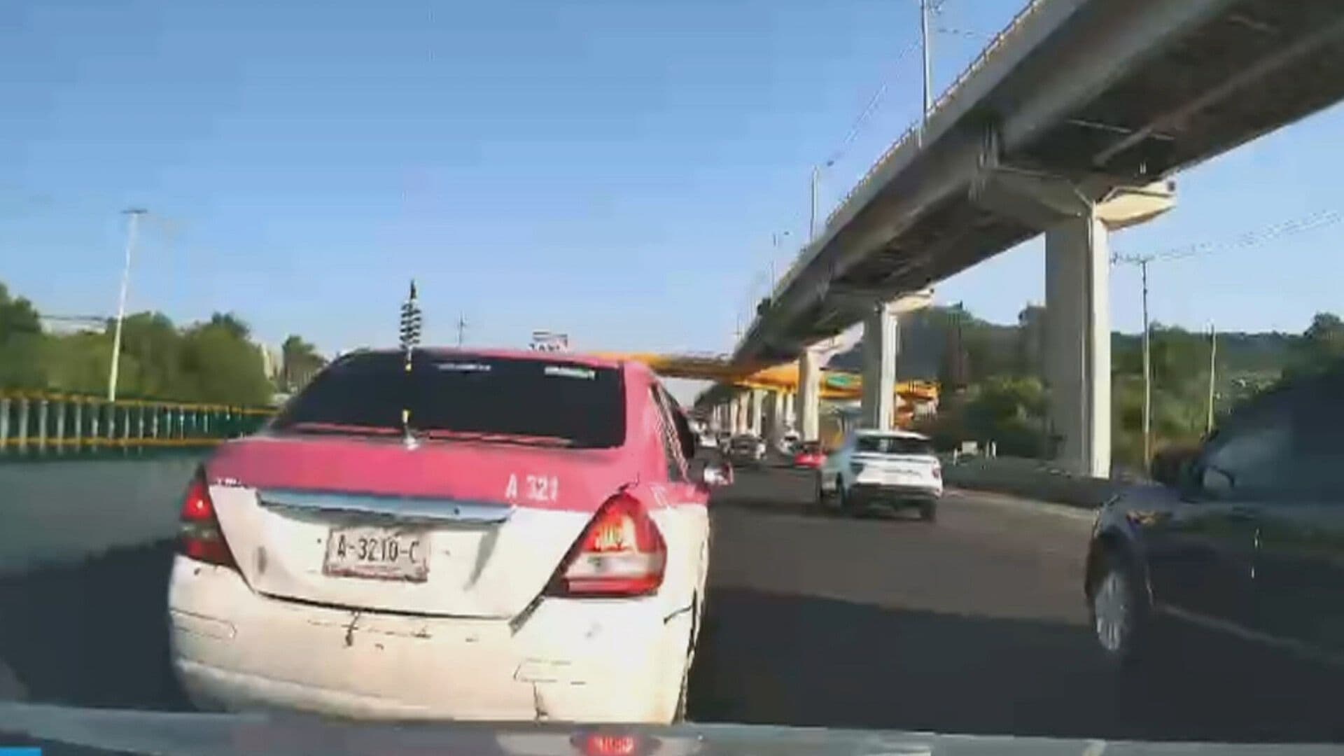 Así Opera Montachoques en la México–Puebla, se Cierra y Detiene para Amedrentar