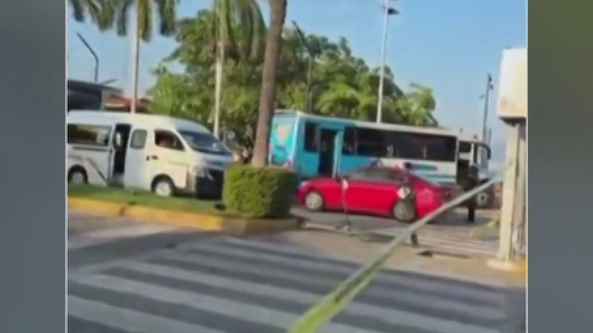 Hombres Armados Interceptan Camión de Pasajeros en Acapulco: Hay 2 Heridos