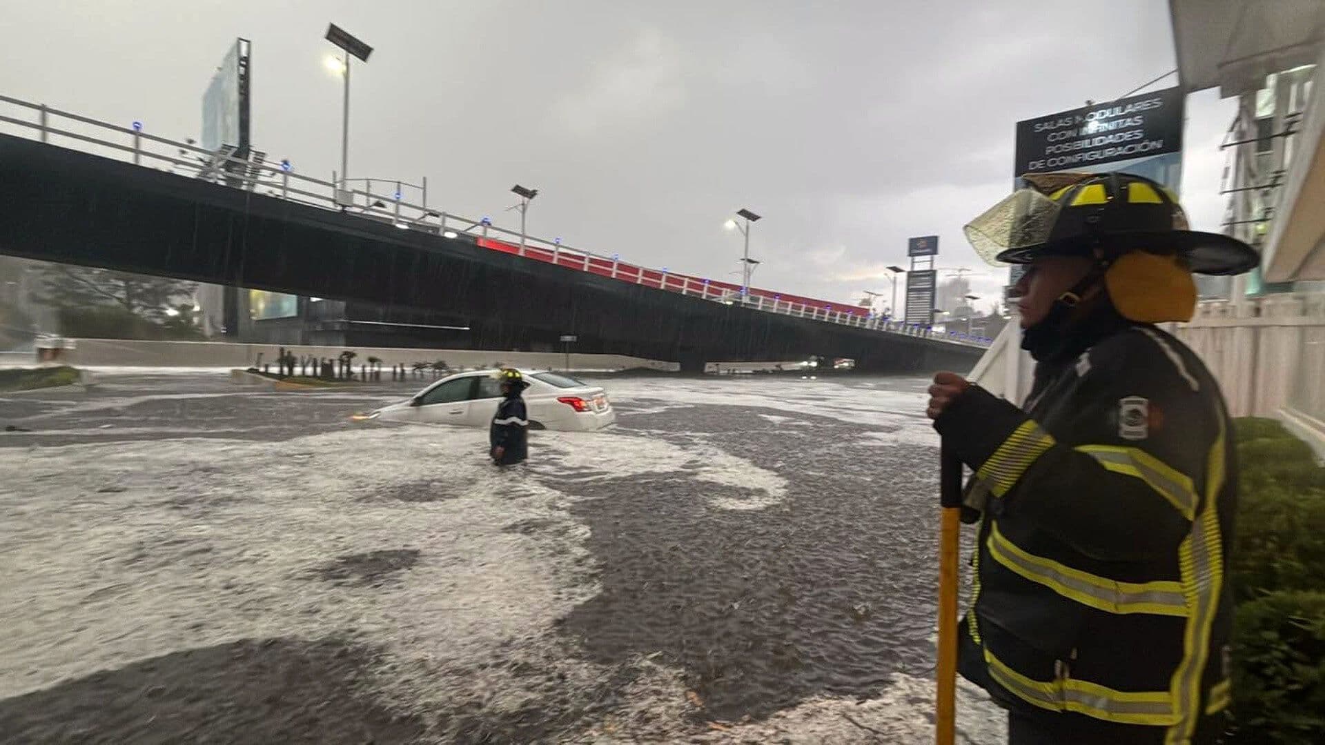 Fuerte Granizada Inunda Interlomas en Huixquilucan; Rescatan a Chofer de Auto Atrapado