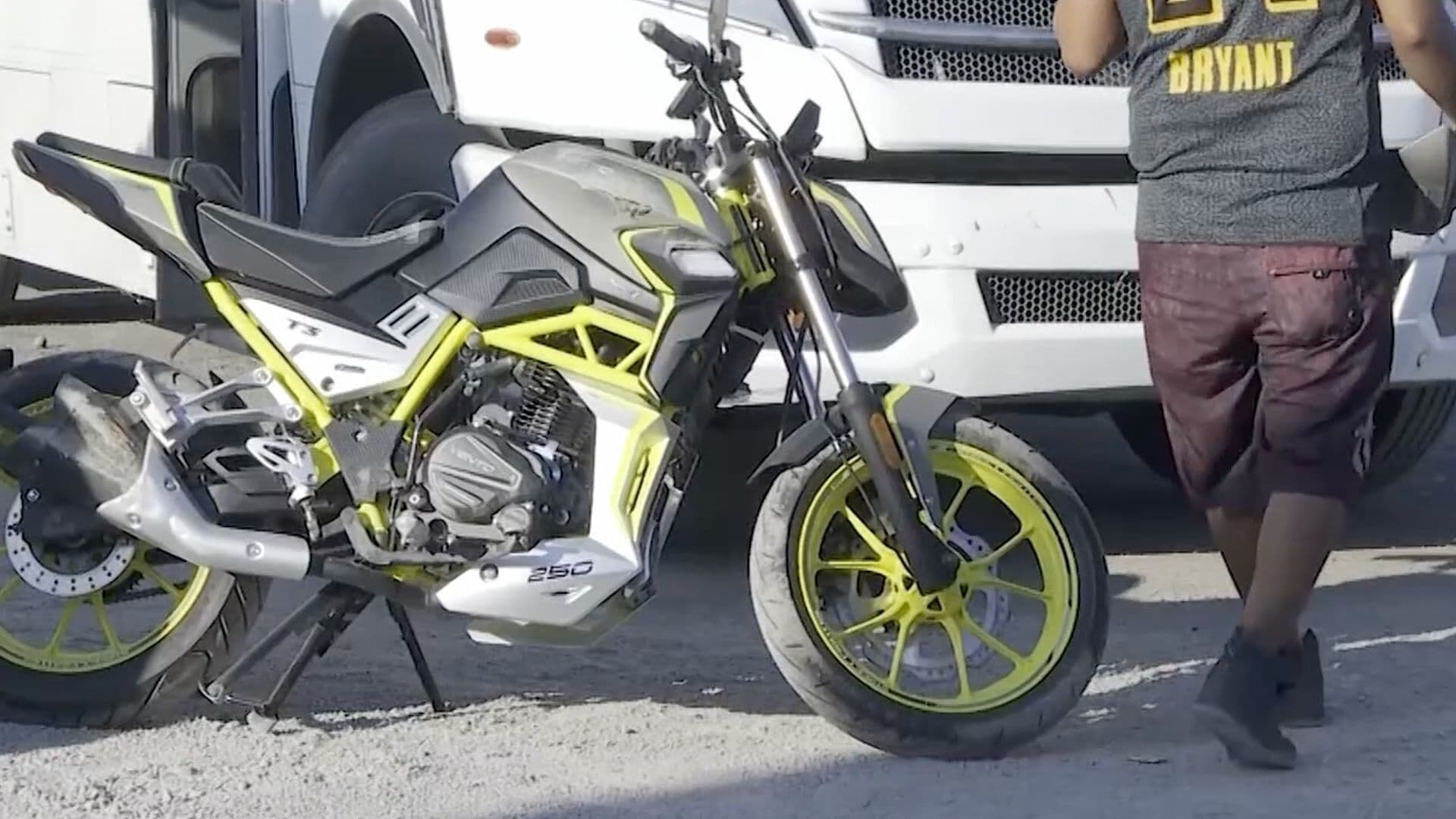 Motociclista Lesionada Luego de Ser Arrollada por Camión de Personal en Torreón