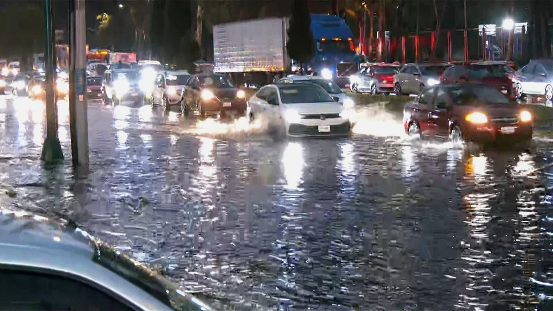 Activan Doble Alerta por Lluvias en la CDMX; Se Registra Inundación en Avenida 100 Metros