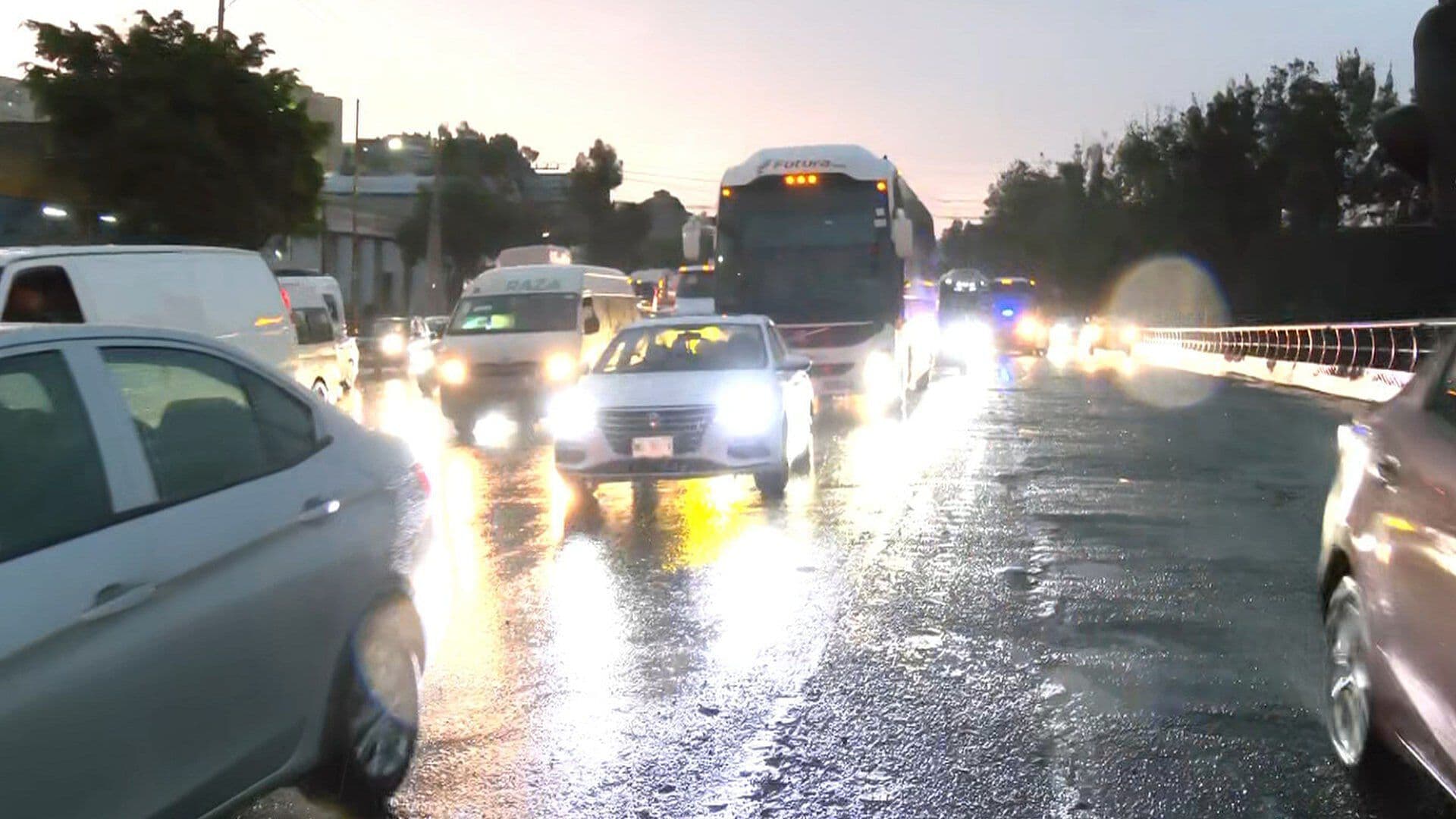 Reportan Baches Escondidos en Encharcamientos en la Carretera México-Pachuca tras Lluvias