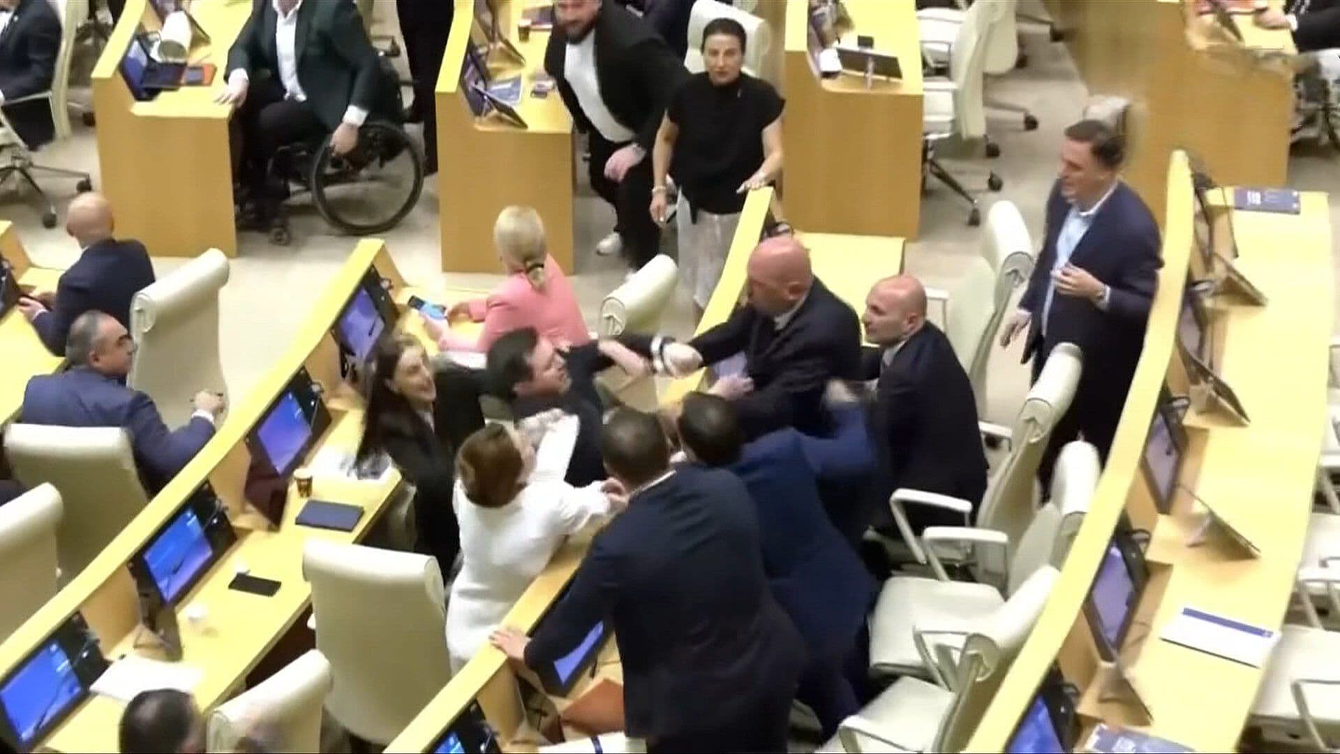 VIDEO: Legisladores de Georgia se Agarran a Golpes en el Parlamento