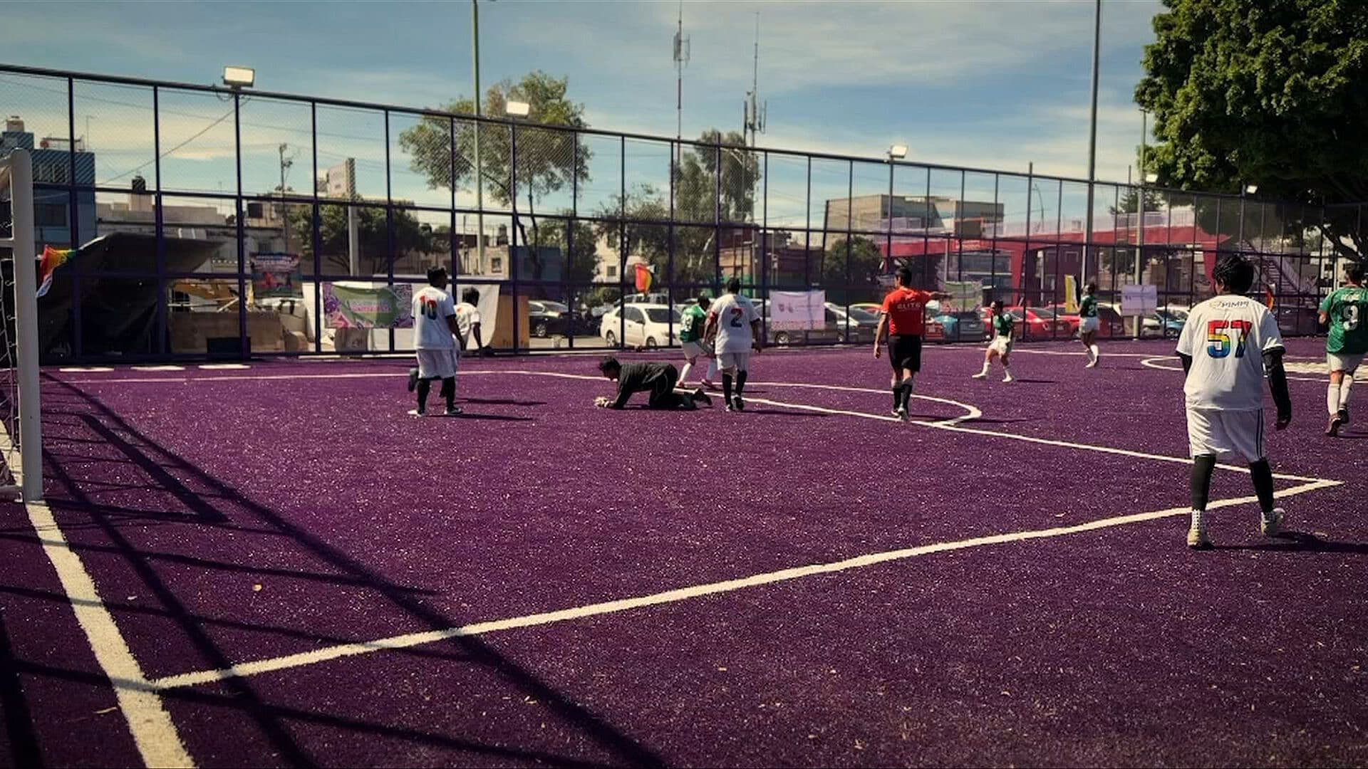 Comunidad LGBTQ+ Crea Equipos y Ligas de Futbol Para Abrir Combatir la Discriminación