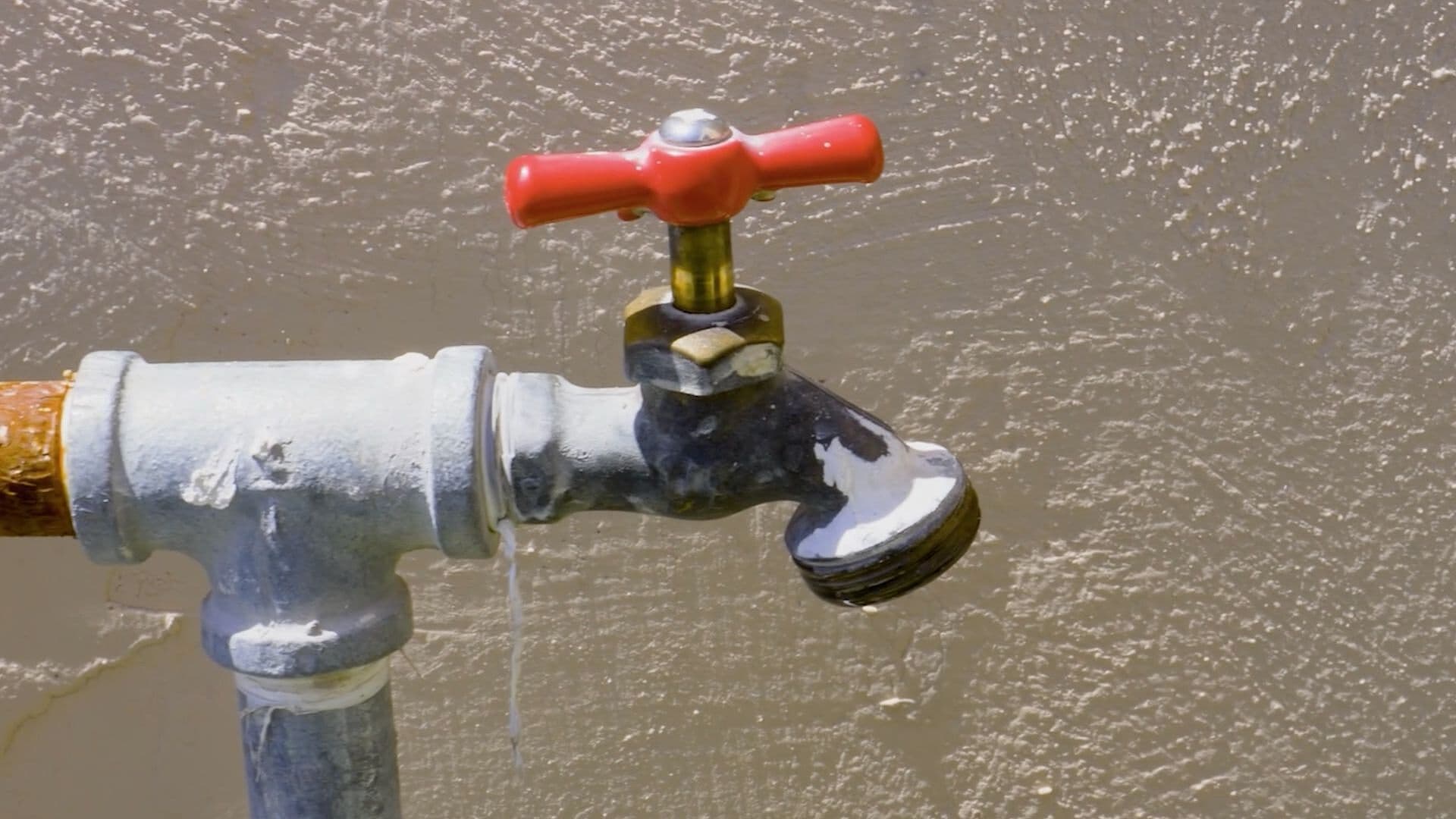 Vecinos del Fraccionamiento Tabachines Denuncian Más de un Mes Sin Agua en Gómez Palacio