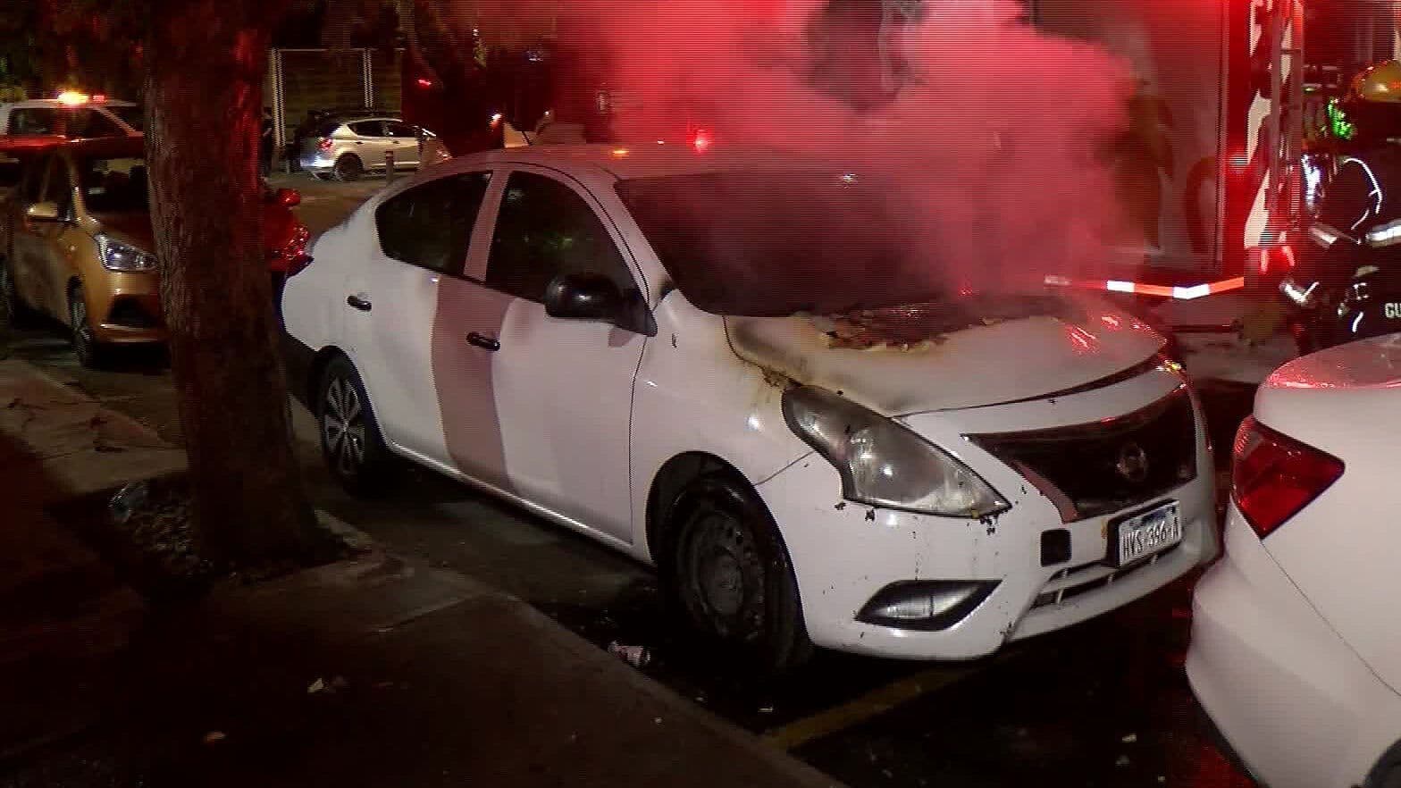 Auto Estacionado se Incendia en Guadalajara; Investigan un Posible Cortocircuito