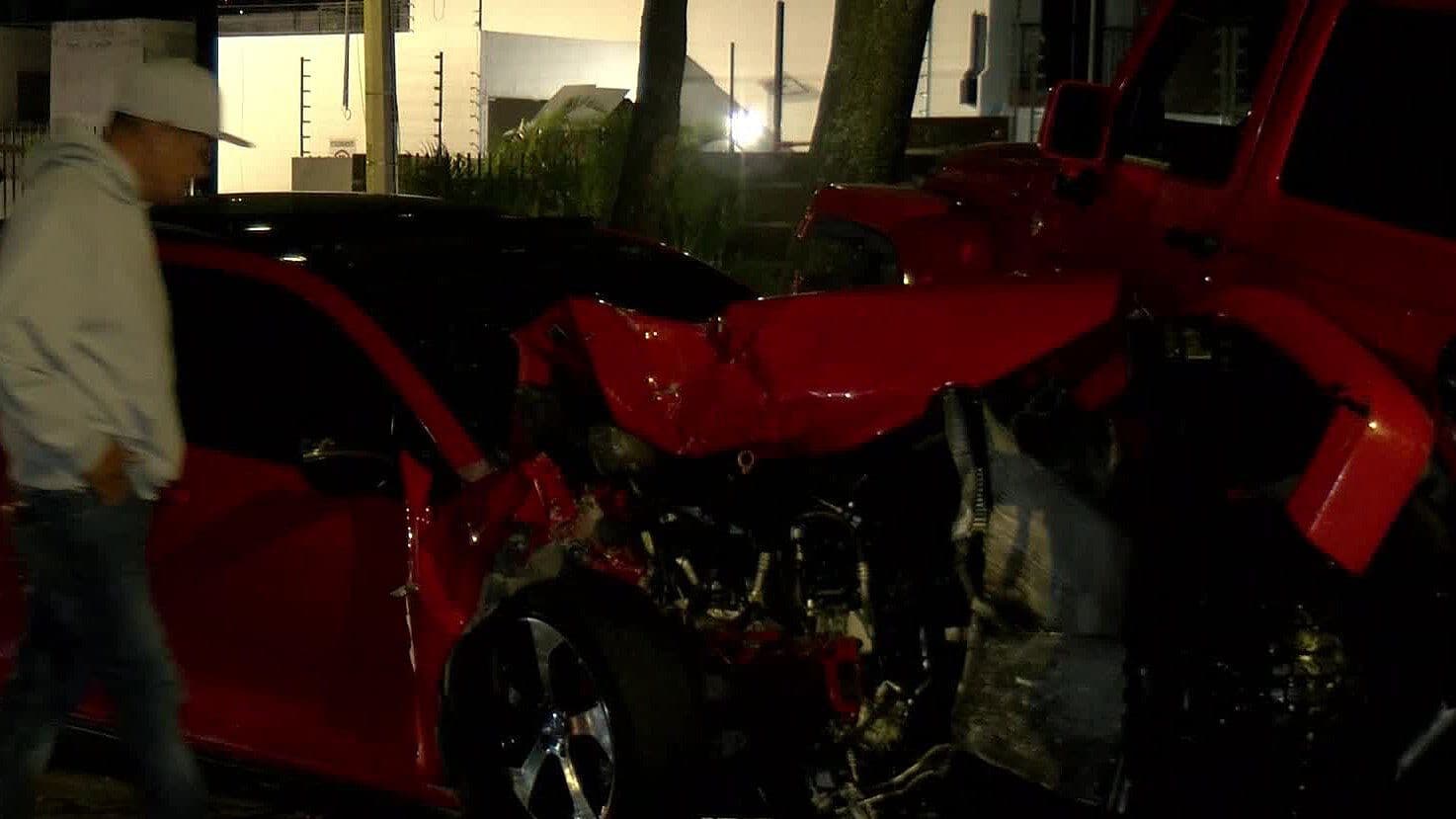 Reportan Fuerte Choque entre una Camioneta y un Auto Compacto en Guadalajara