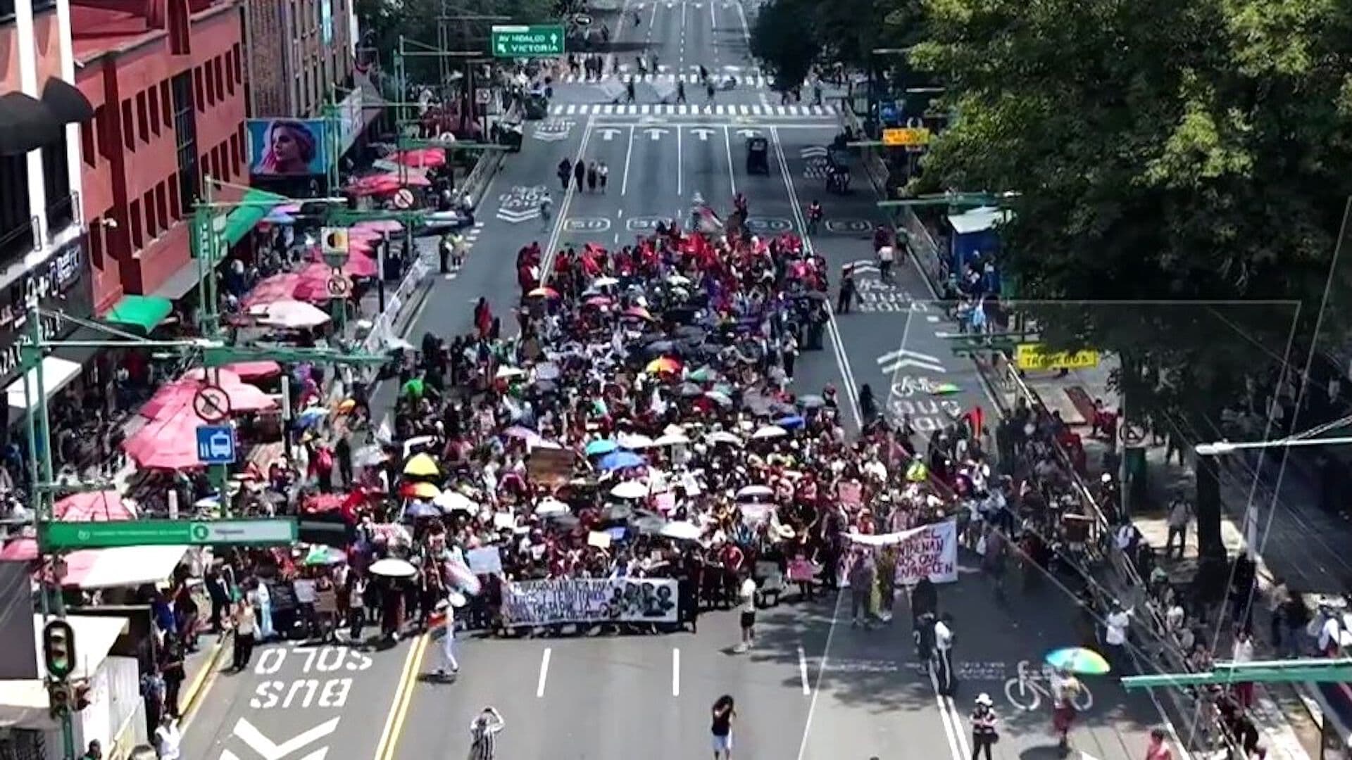 Manifestación es Encapsulada en Eje Central Lázaro Cárdenas por Policías en CDMX