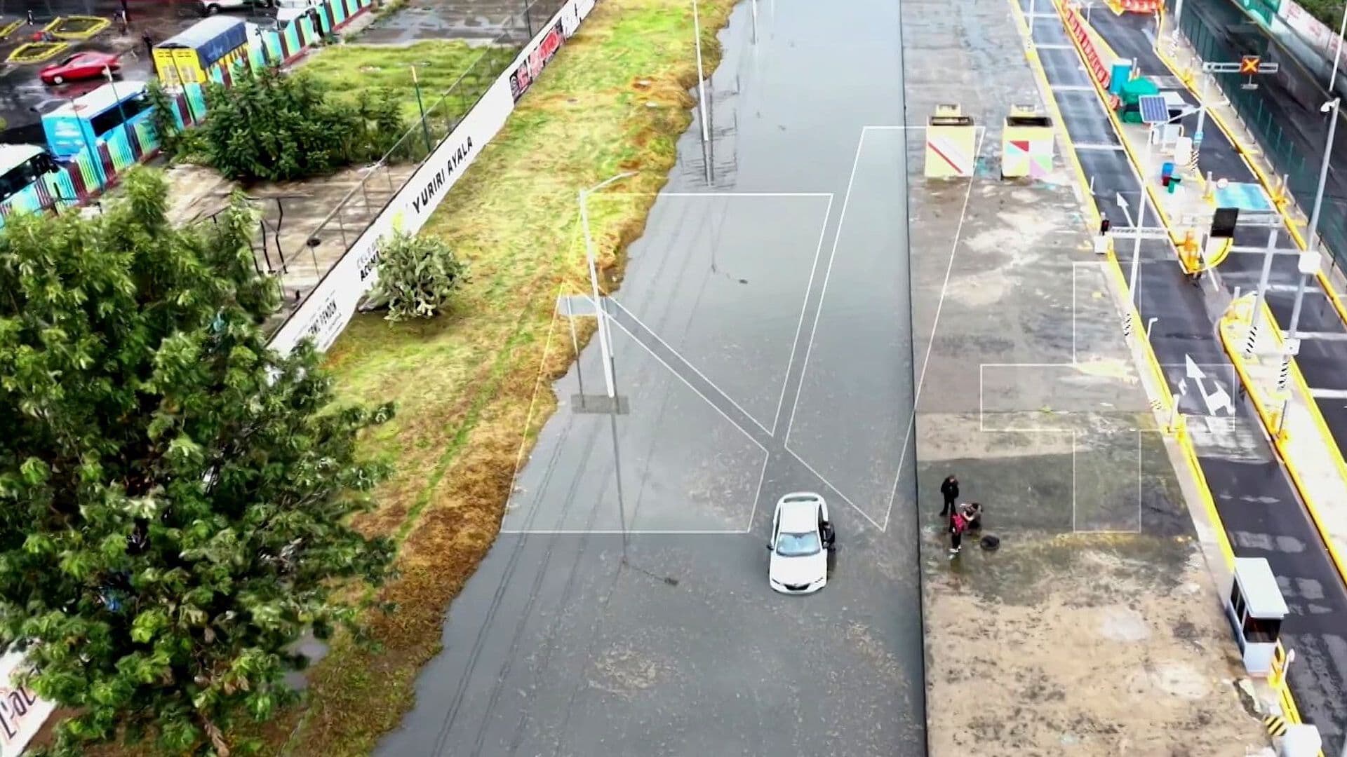 Automovilista Quedó Atorado en Inundación en Avenida Gran Canal en CDMX