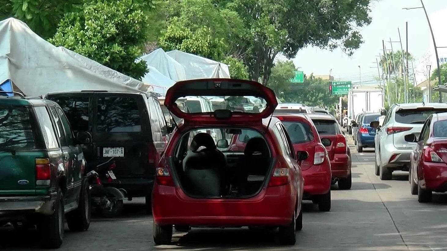 Ciudadanos Reportan Autos Estacionados en Doble Fila en el Tianguis Cultural de Plaza Juárez