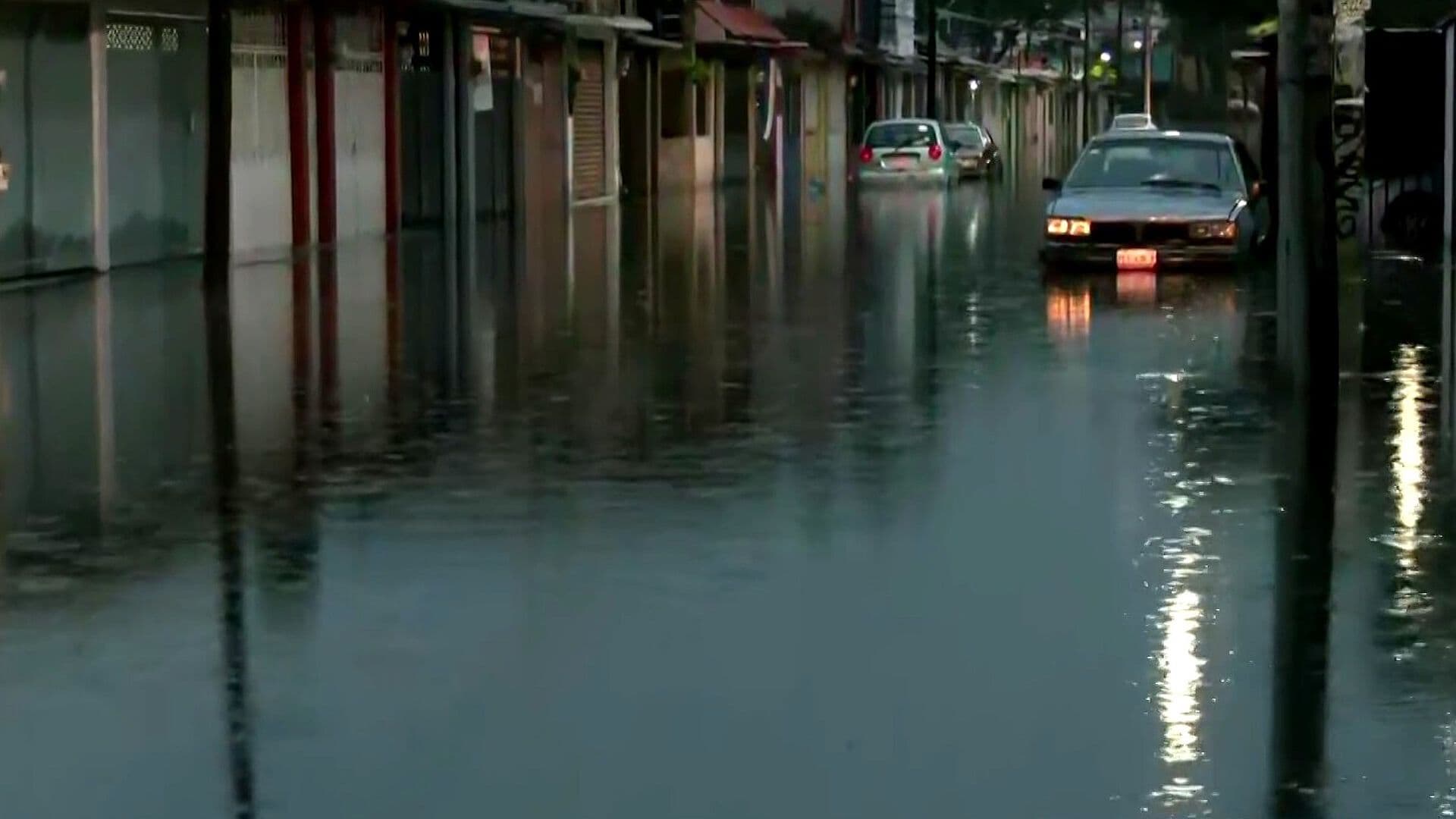 Calles Anegadas tras Fuertes Lluvias en Tlalnepantla, Estado de México