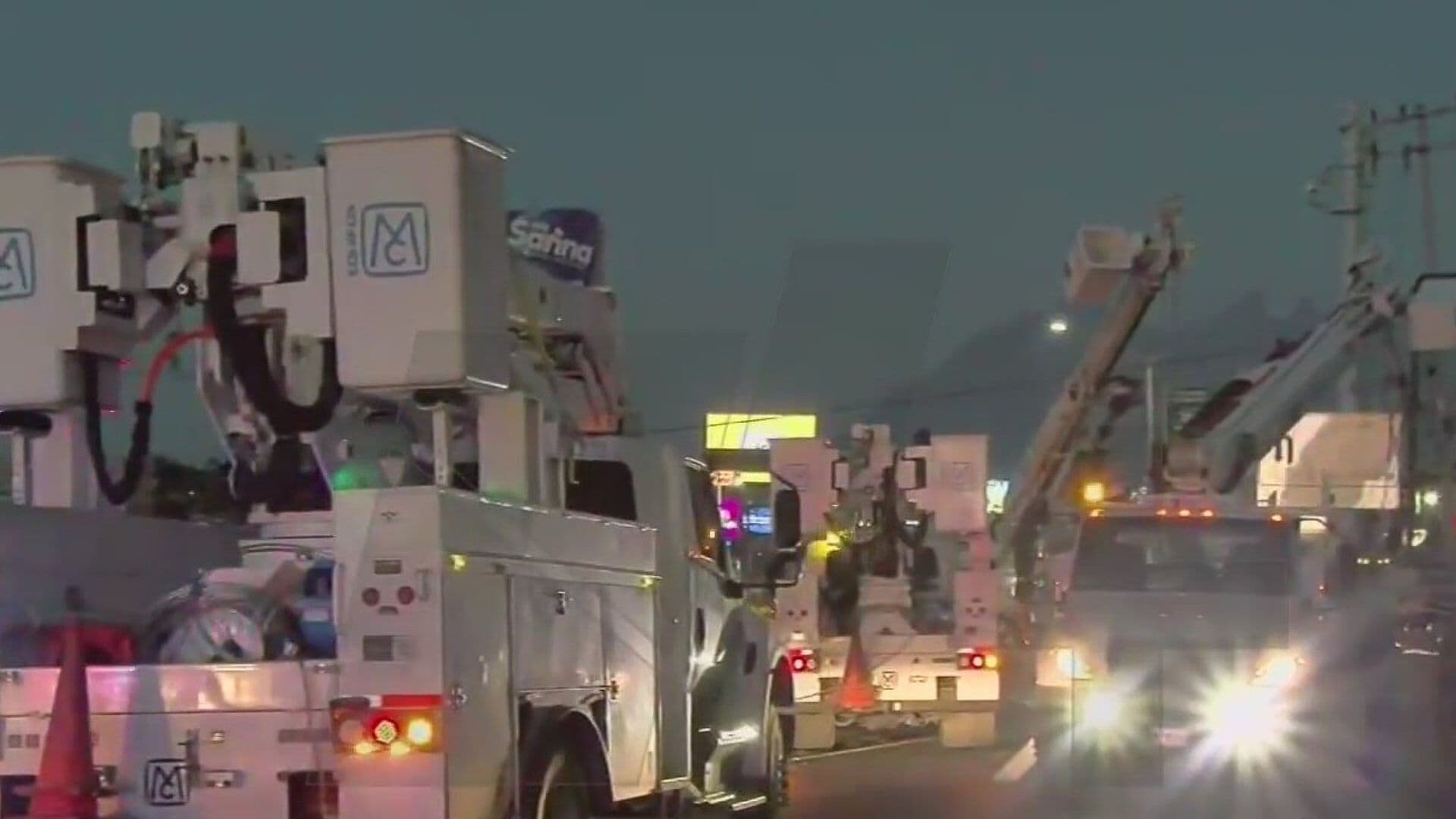 Vuelca Camión Tipo Revolvedora; Deja Como Saldo Una Persona Atrapada en Av. Leones en Monterrey