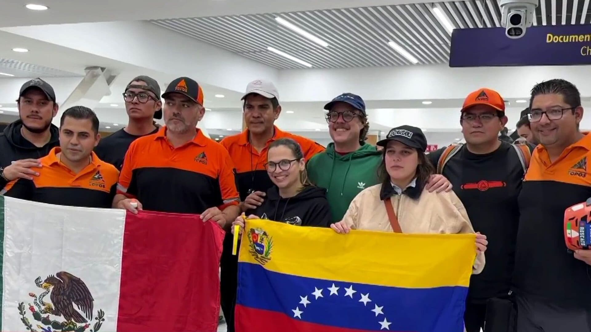 Más Rescatistas Mexicanos Viajan a Venezuela para Apoyar en Labores de Búsqueda
