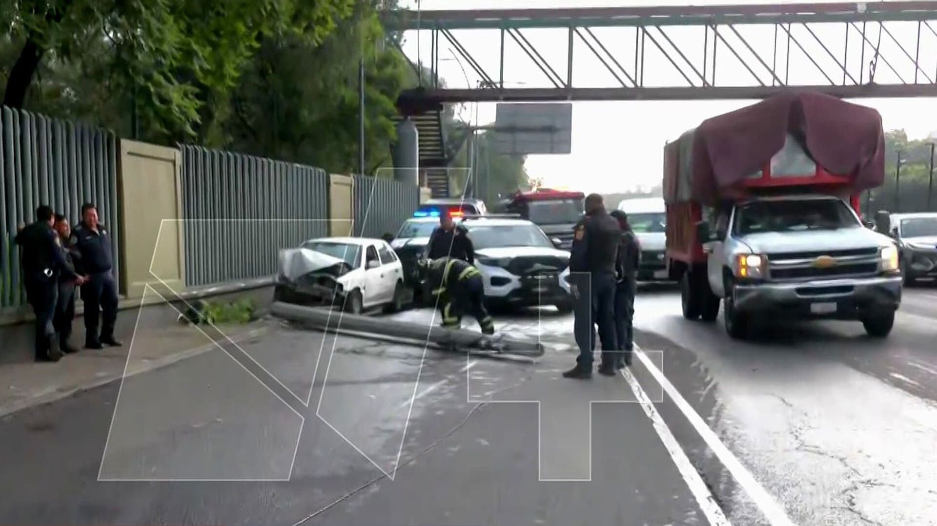 Auto Chocó Contra Poste en Gustavo A. Madero, CDMX