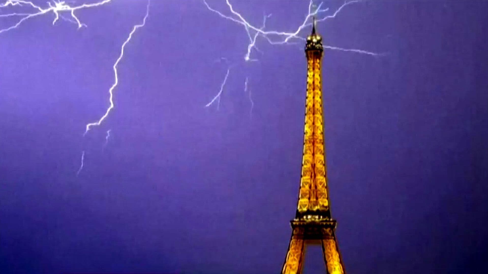 Rayo Impacta la Torre Eiffel Durante Tormenta en París Tras Ola de Calor Extrema