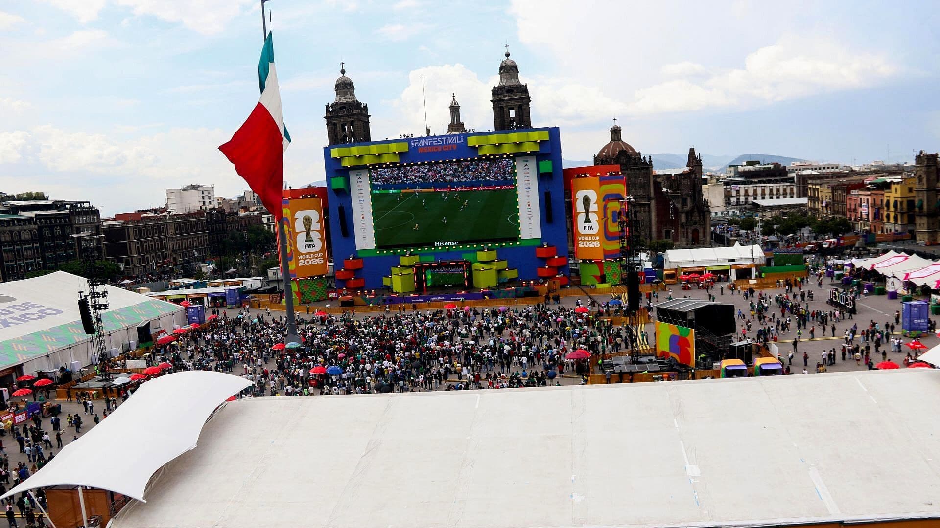 Aficionados Disfrutan Fiesta Futbolera en el Zócalo Tras Triunfo de Canadá