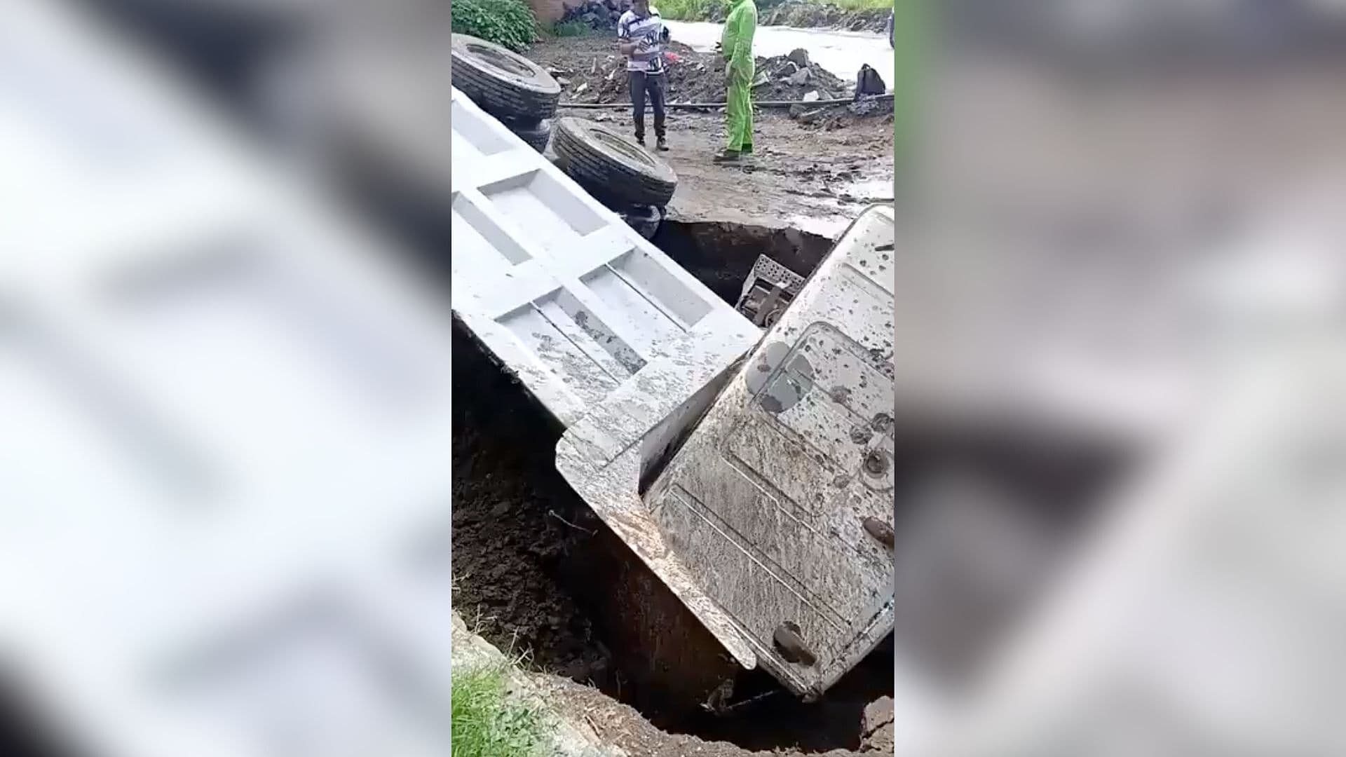 Camión Cae en Socavón en Huejotzingo Puebla y Deja Conductor Lesionado Grave