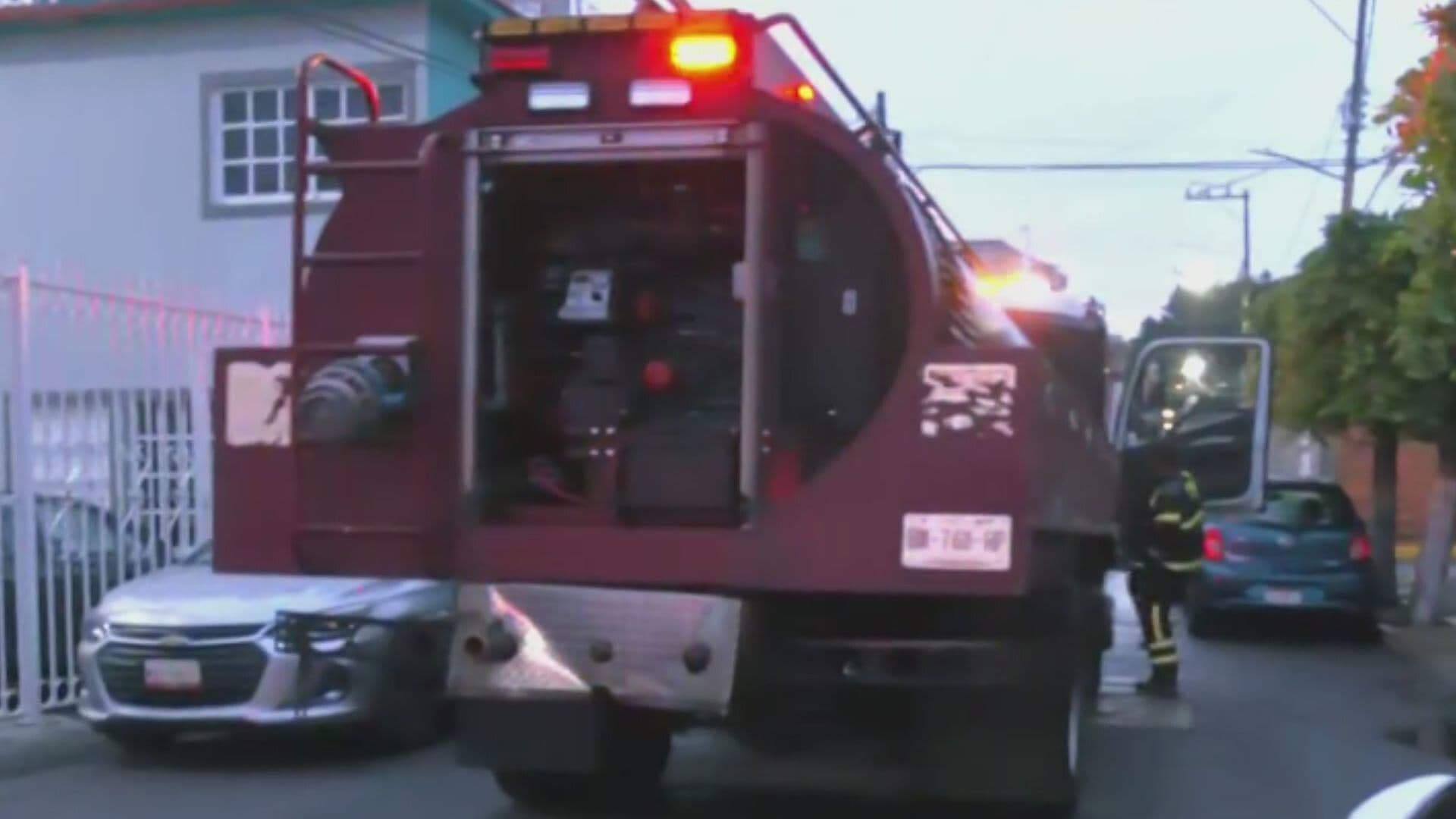 Bomberos Atienden Caída de Cables en Unidad Modelo en Iztapalapa, CDMX