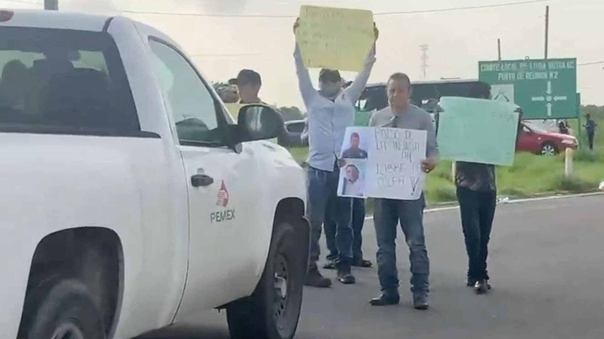 Manifestantes Bloquean Carretera del Sur de Veracruz Piden Liberación de Policías Detenidos