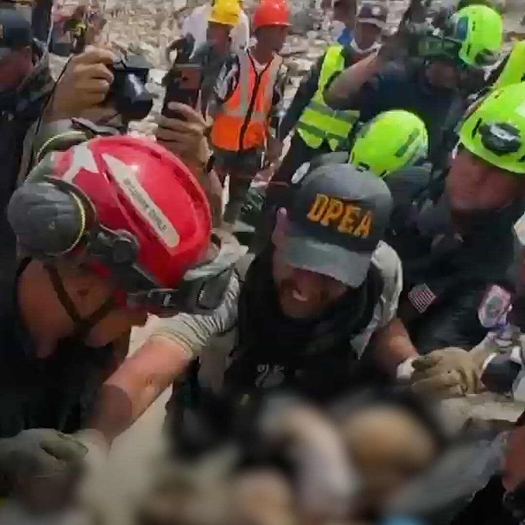 Rescatan a un Padre y Su hijo de Edificio en Venezuela