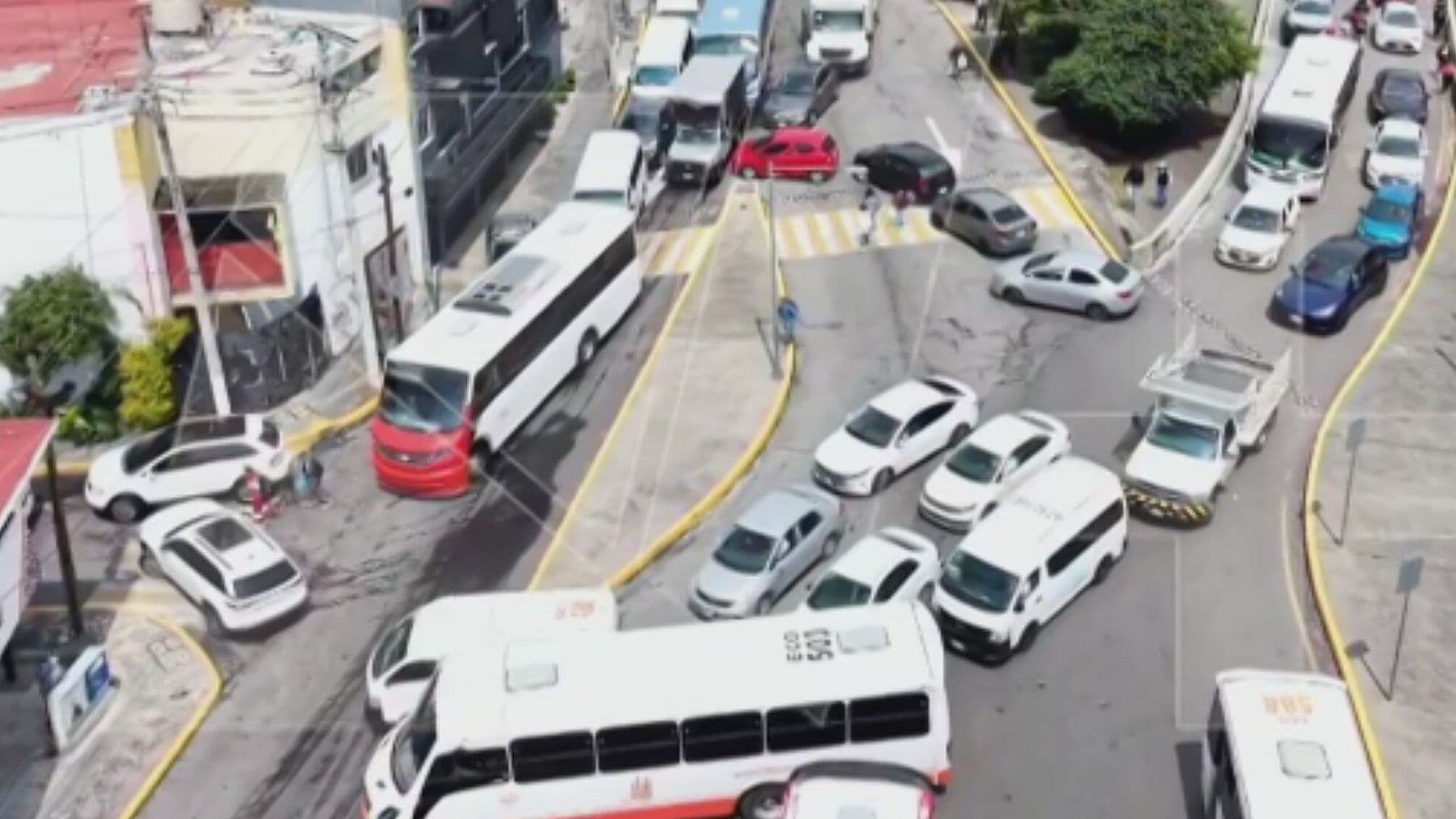 Bloqueo de Transportistas Colapsa la Calzada Transmisiones en Naucalpan, Edomex