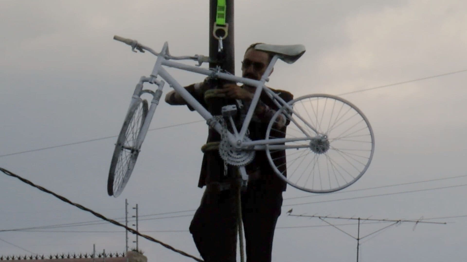 Colectivos Ciclistas de León Ponen una Bici en lo Alto para Recordar a Martha