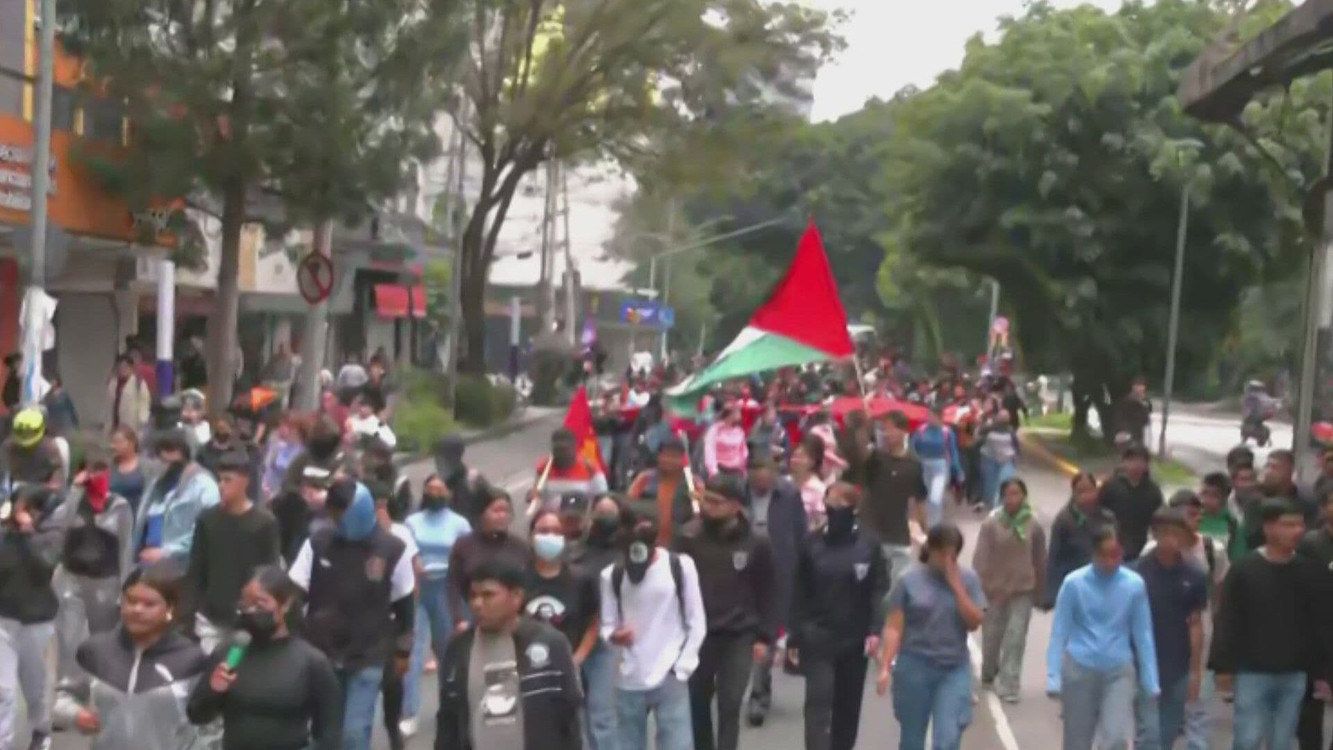 Inicia Marcha de Normalistas Rumbo a Avenida Universidad en CDMX