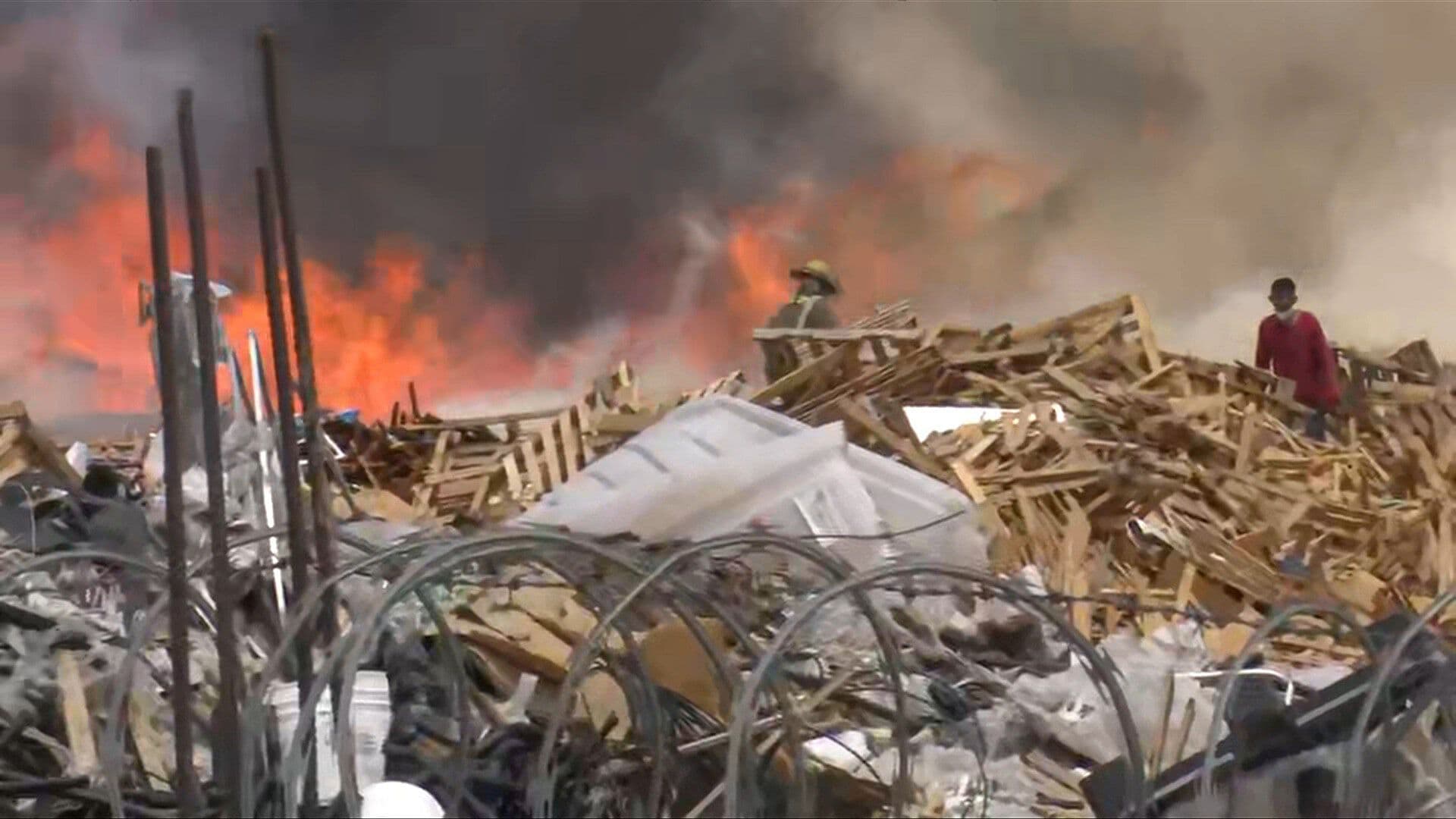 Gran movilización de servicios de emergencia por incendio en recicladora, Chihuahua