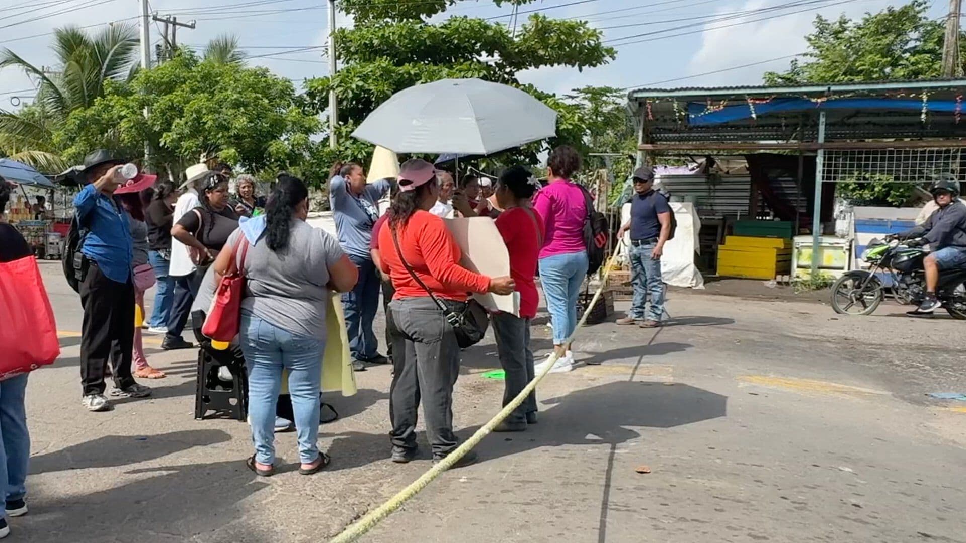 Habitantes de Herón Proal Bloquean Carretera Paso del Toro Alvarado Veracruz