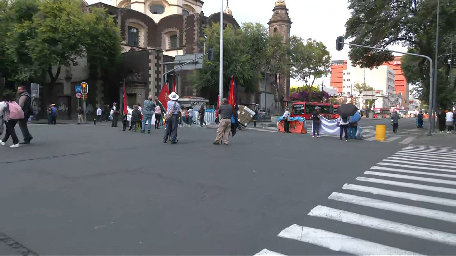 Suman Tres Horas de Bloqueo en Izazaga y Provocan Caos, ¿Qué Exigen Manifestantes?