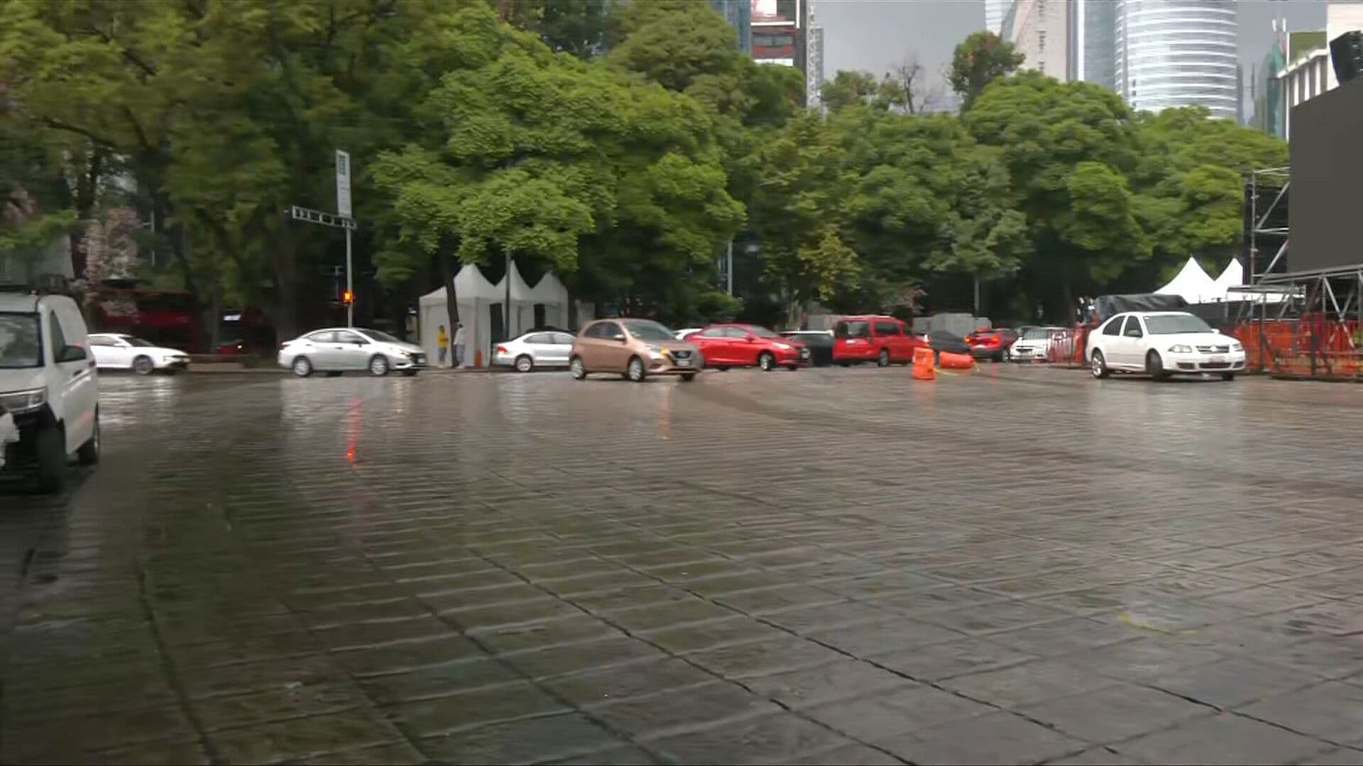 Lluvias Llegan a Varios Puntos de la CDMX Este Lunes; Ya se Registran Árboles Caídos