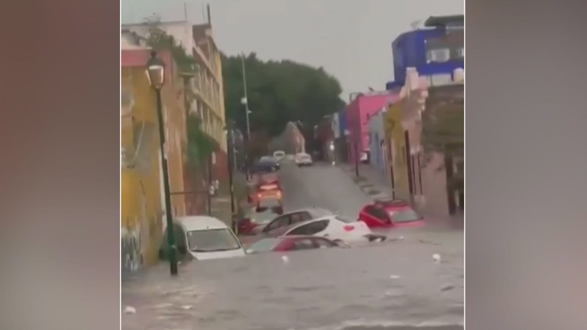 Fuerte Lluvia Deja Inundaciones y una Mujer Fallecida por Caída de Árbol en Puebla