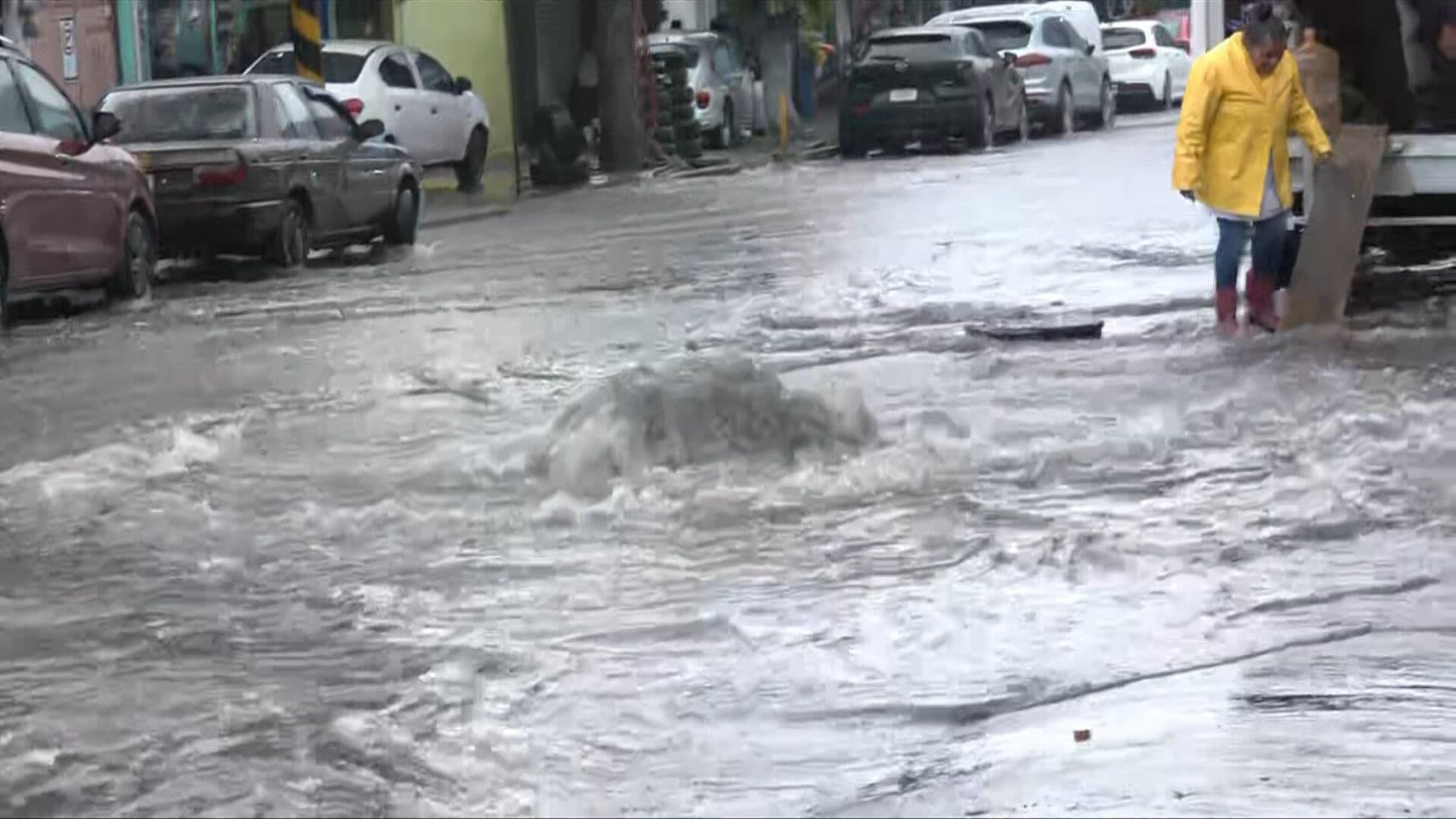 Lluvias en CDMX Este Lunes; Brota Agua de Coladeras en Cuautepec alcaldía GAM