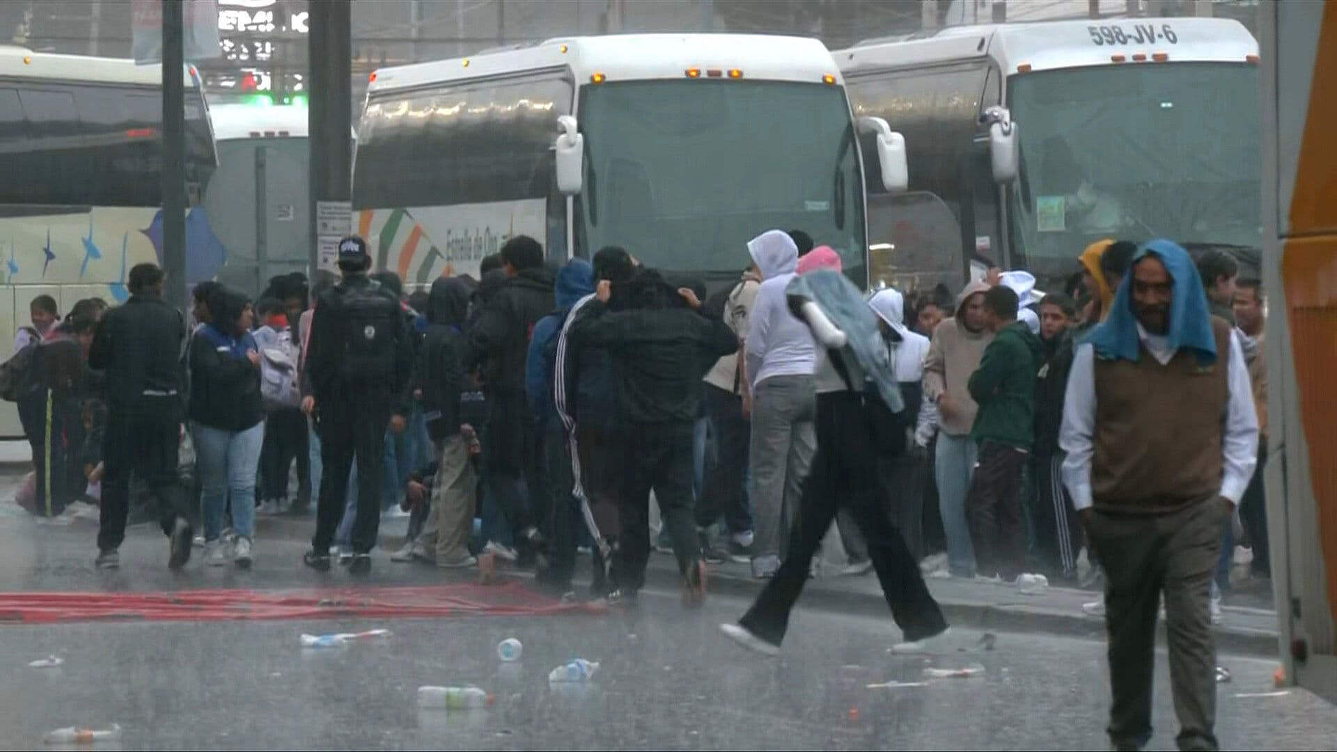 Normalistas Cumplen 3 Horas de Bloqueo en Universidad, Incluso Bajo la Lluvia