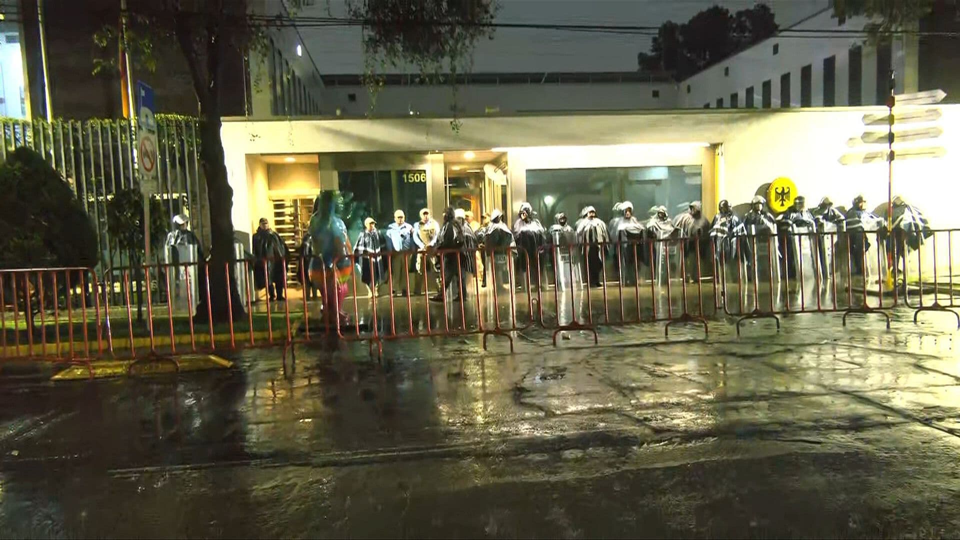 Protestan Afuera de la Embajada de Alemania contra Planta de Amoniaco en Sinaloa