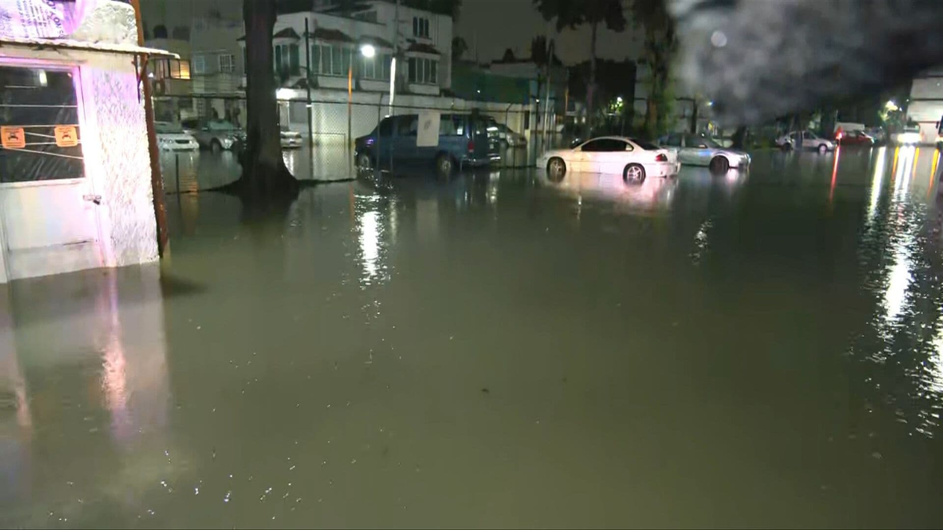 Vecinos de los Reyes Ixtacala Viven Bajo el Agua por Inundaciones en Edomex