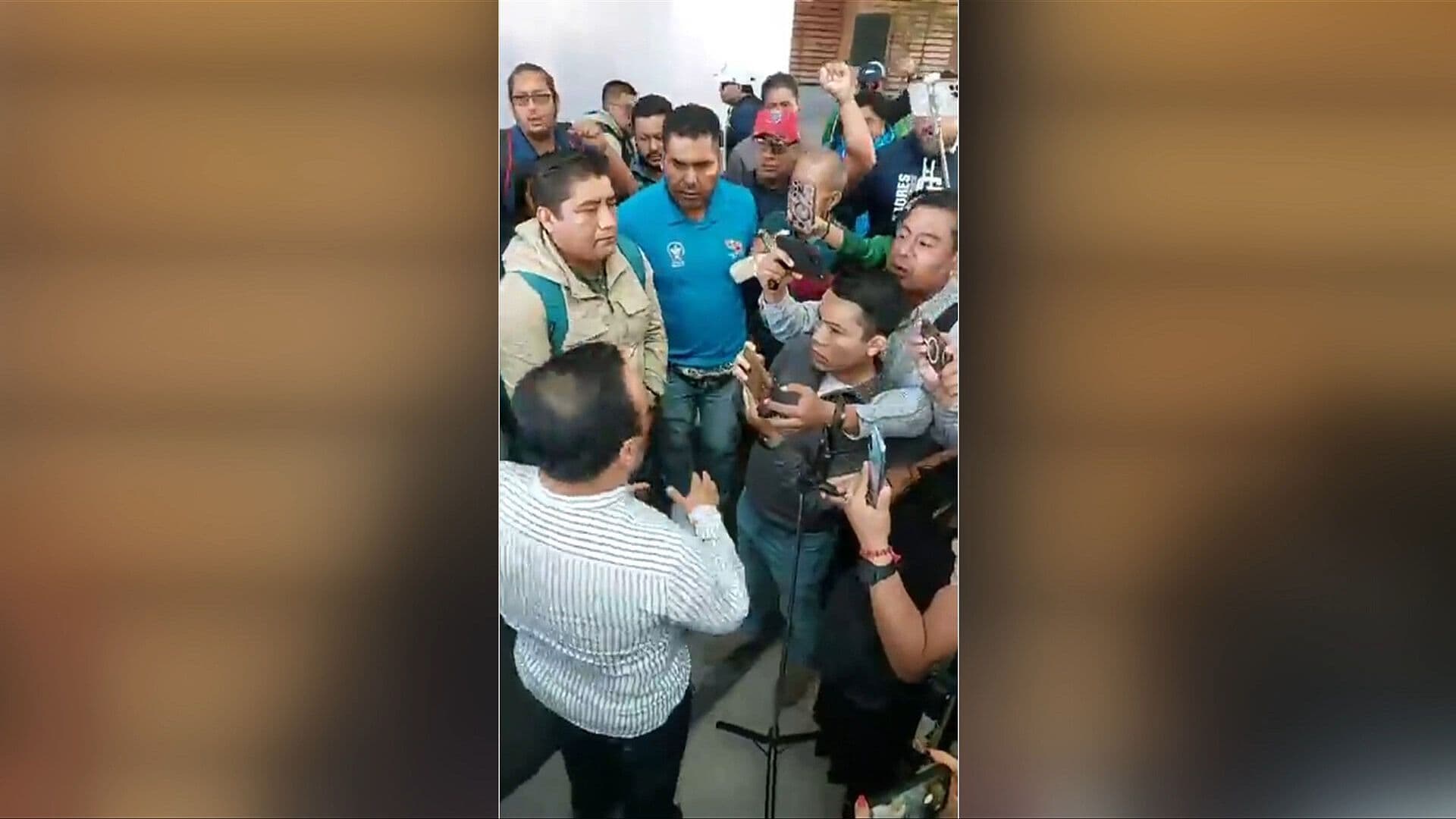 CNTE Interrumpe Conferencia de Salomón Jara, Gobernador de Oaxaca