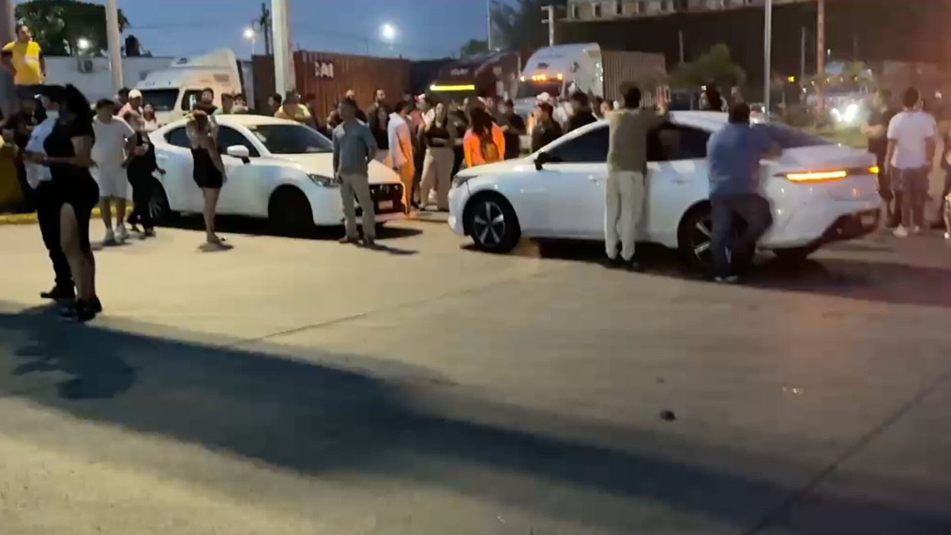 Conductores de Aplicación Bloquean Carretera Veracruz-Cardel; Exigen Liberación de Tres Unidades