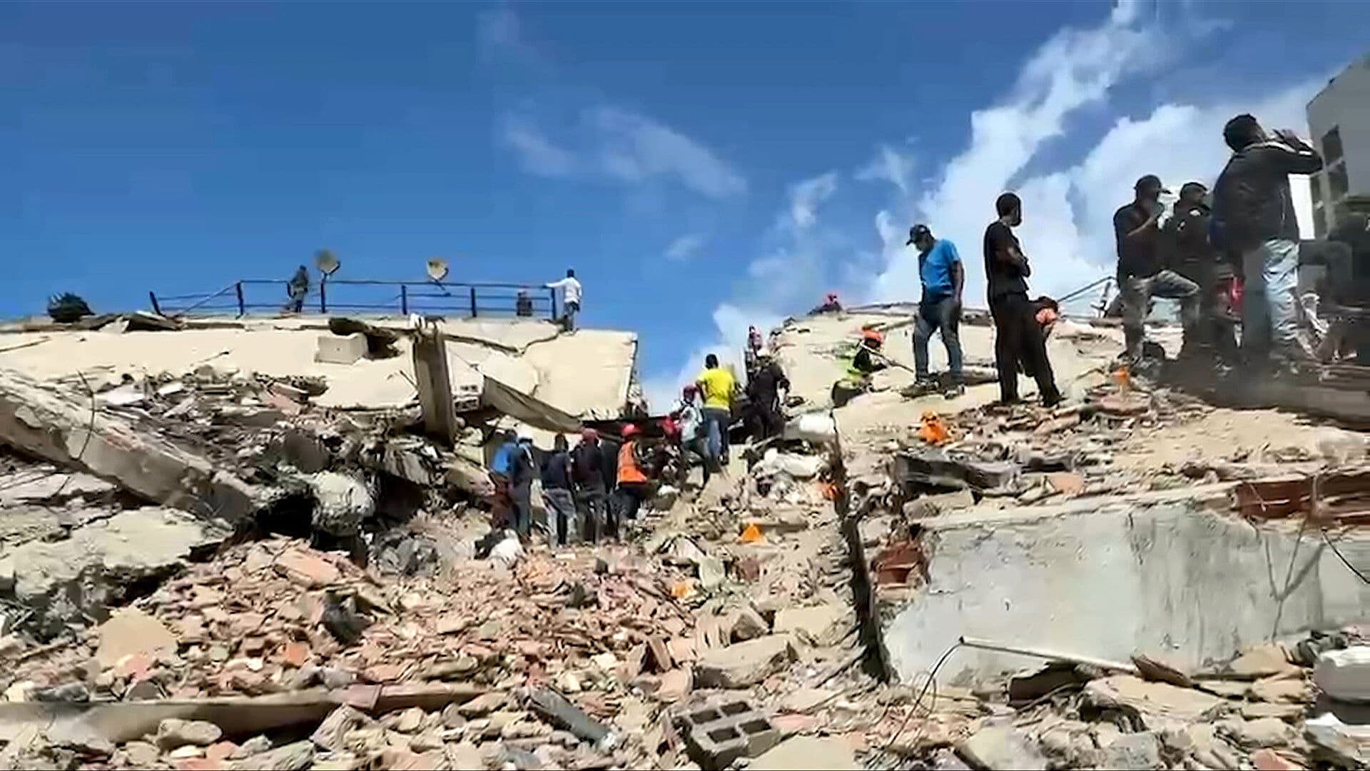 Rescatistas de 30 Países Siguen Buscando Vida entre los Escombros en Venezuela