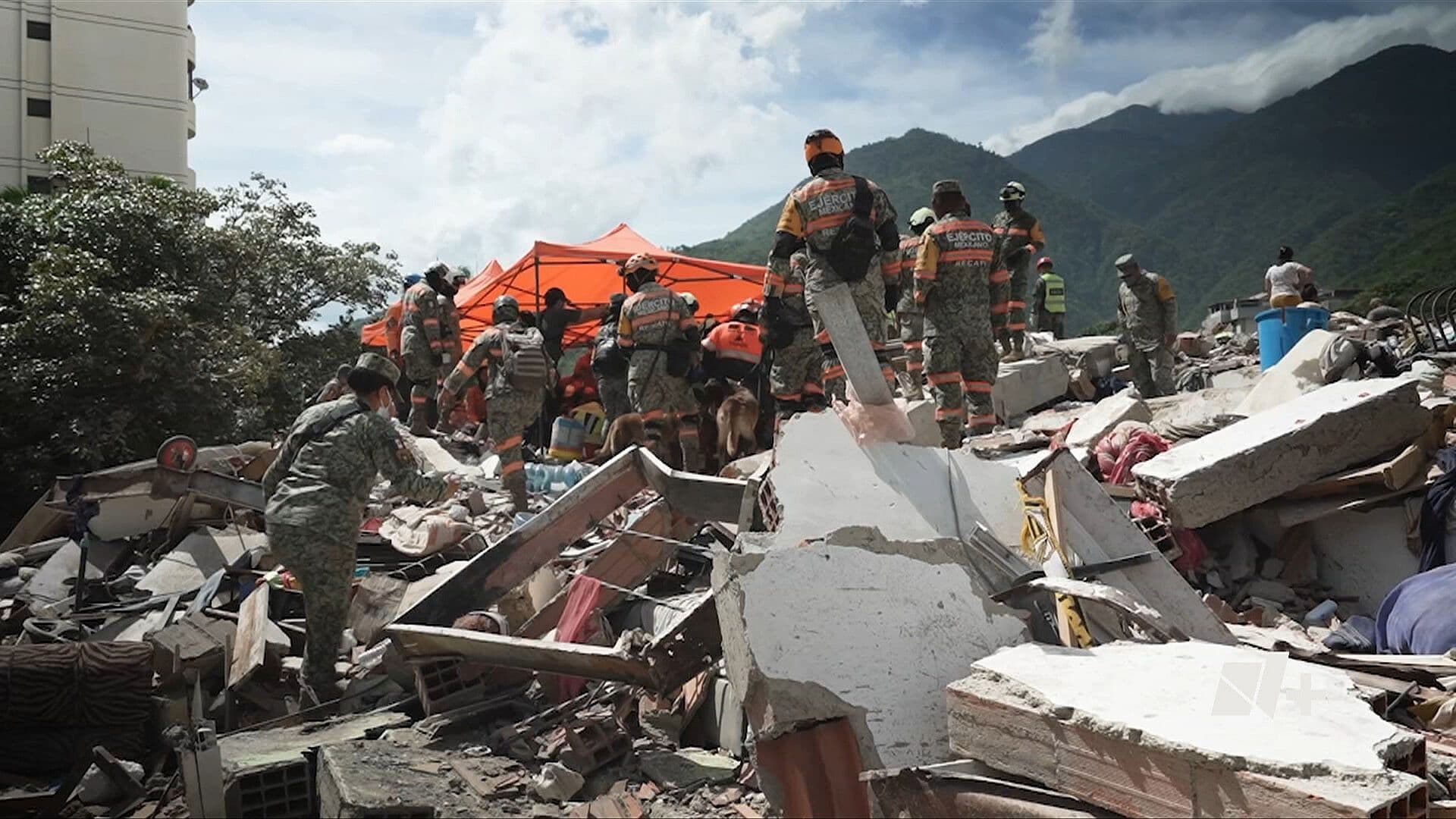En La Guaira, Venezuela, la Sedena Se Abre Paso entre la Destrucción para Lograr Rescates