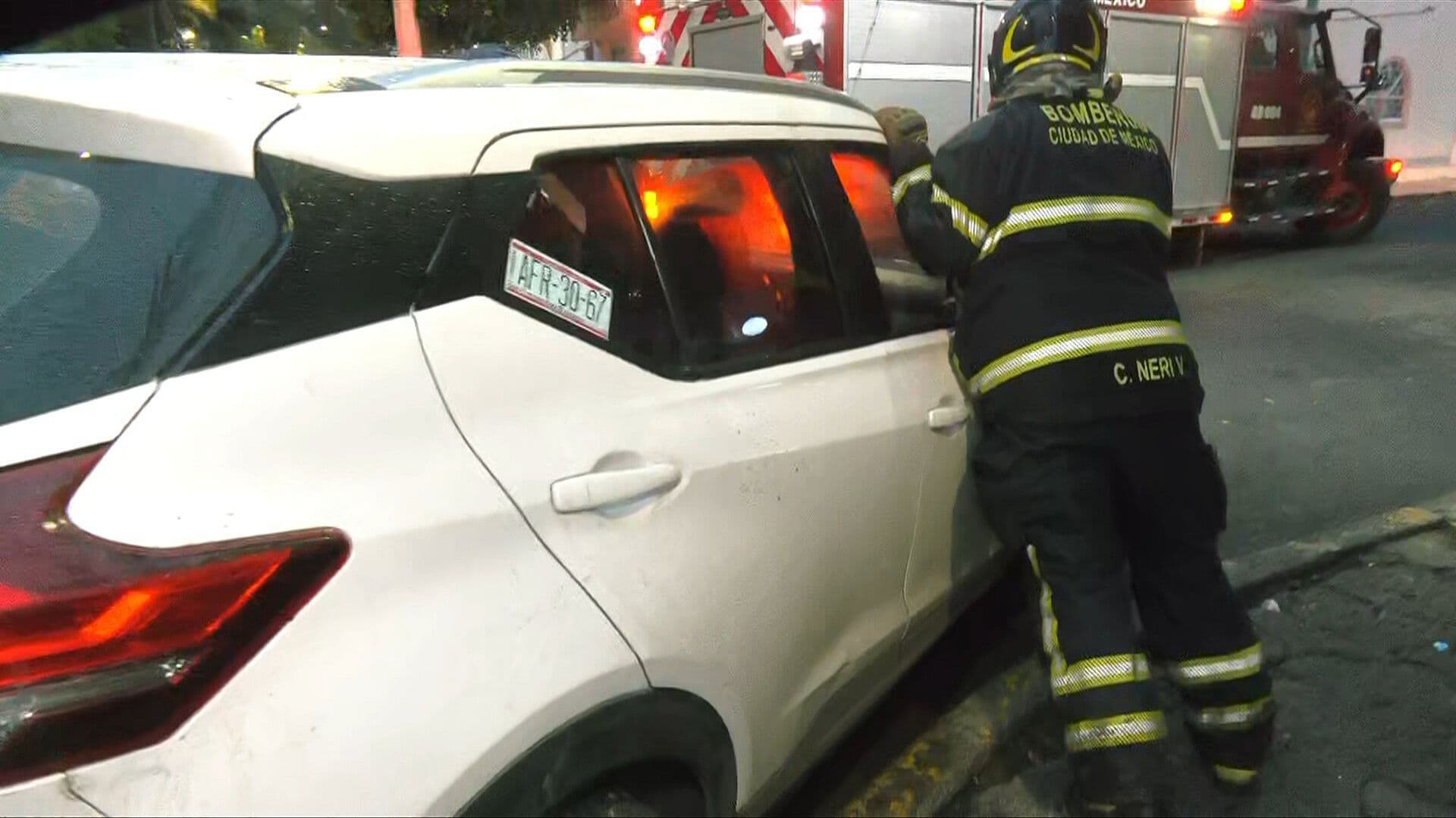 Vuelca Auto en Colonia Agrícola Oriental en Iztacalco; Era Conducido a Exceso de Velocidad