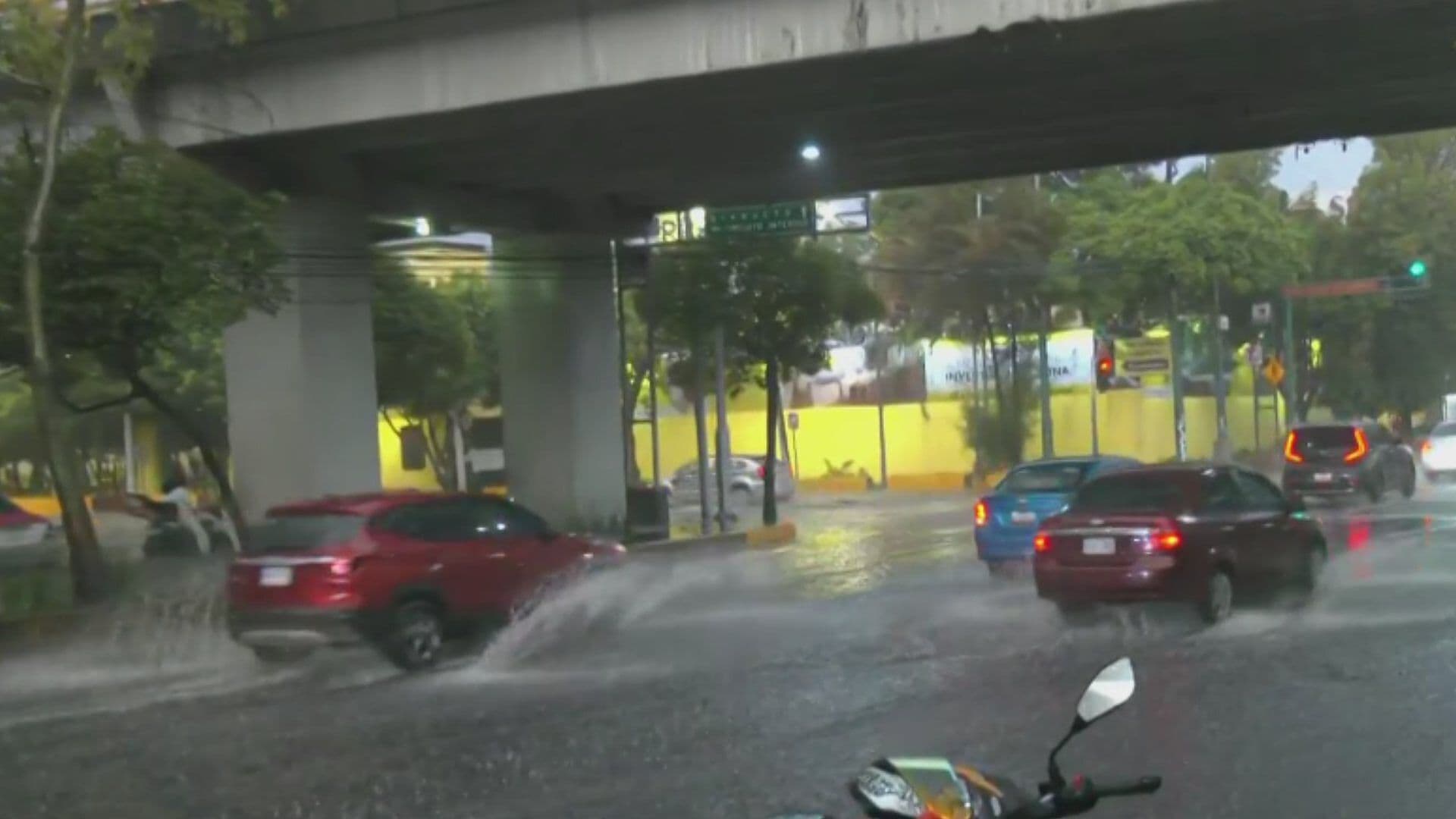 Mañana Lluviosa en Iztacalco; Así se Ven las Inundaciones en Eje 3 Sur y Circuito