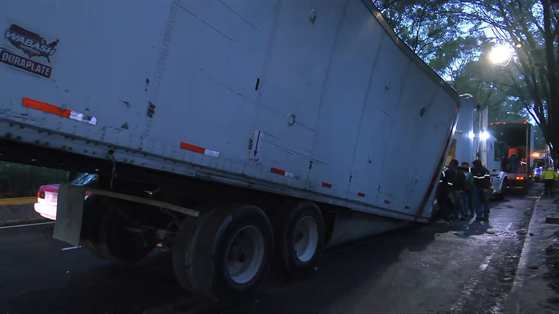 Tráiler que Transportaba Cerveza se Accidenta en Viaducto Río Becerra, CDMX