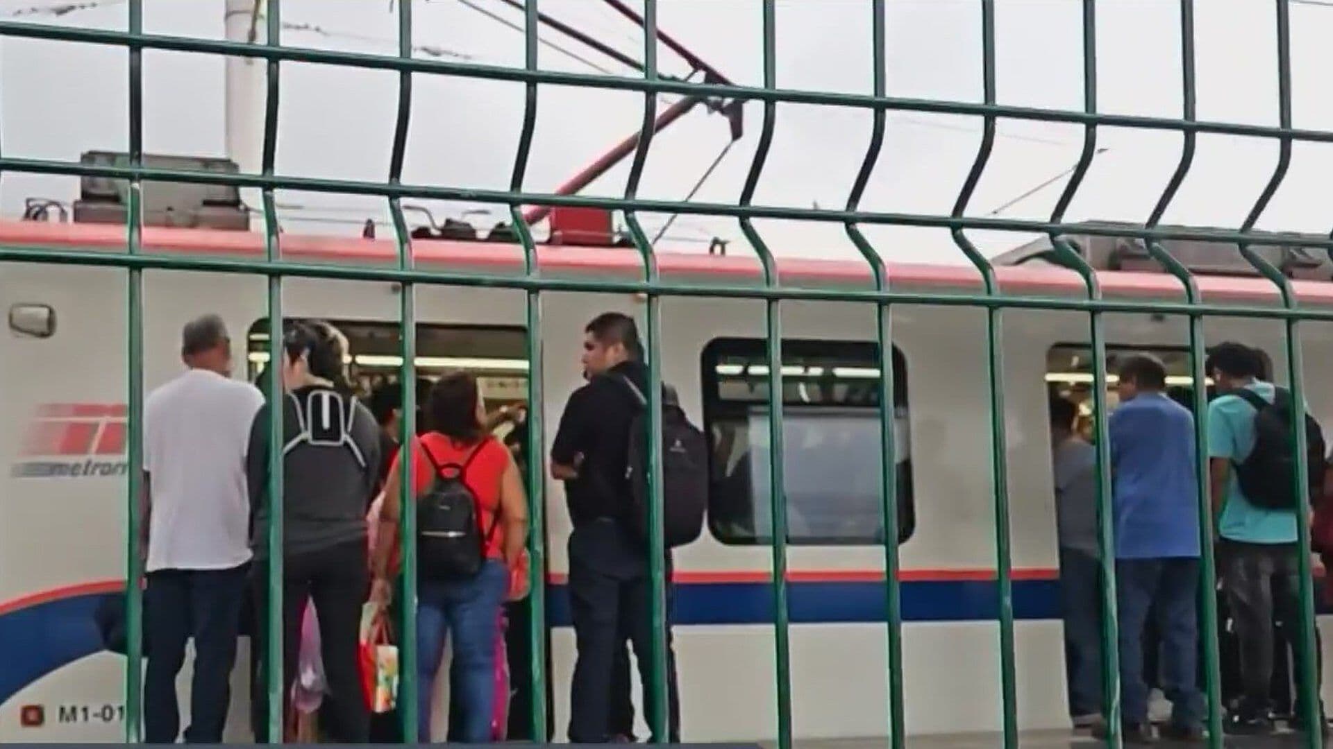 Usuarios Se Quedan Varados en Estación Talleres del Metro en Monterrey