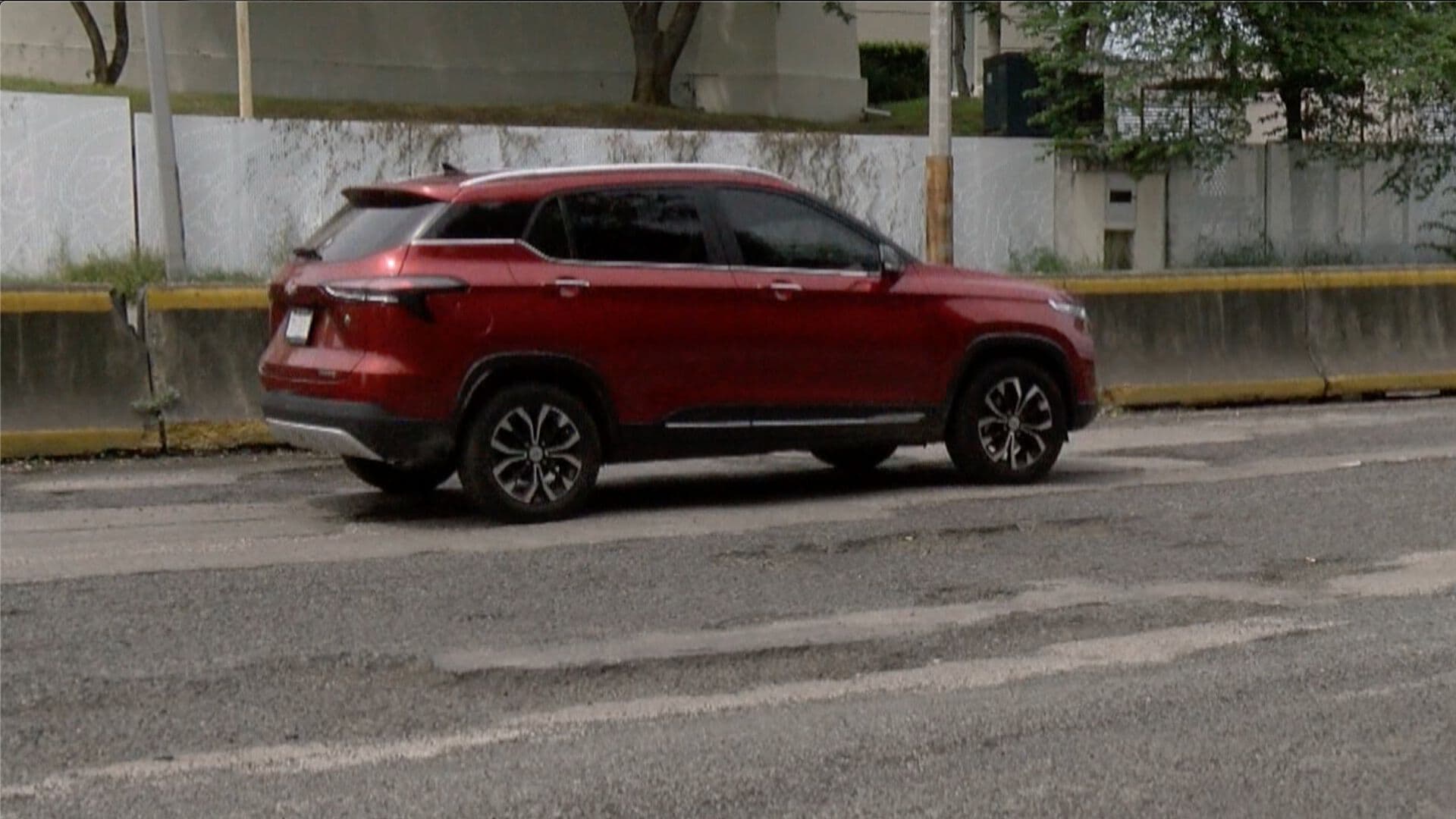 Residente de Zona Sur Tapa Decidió Tapar Baches del Puente Tampico Ante Falta de Mantenimiento